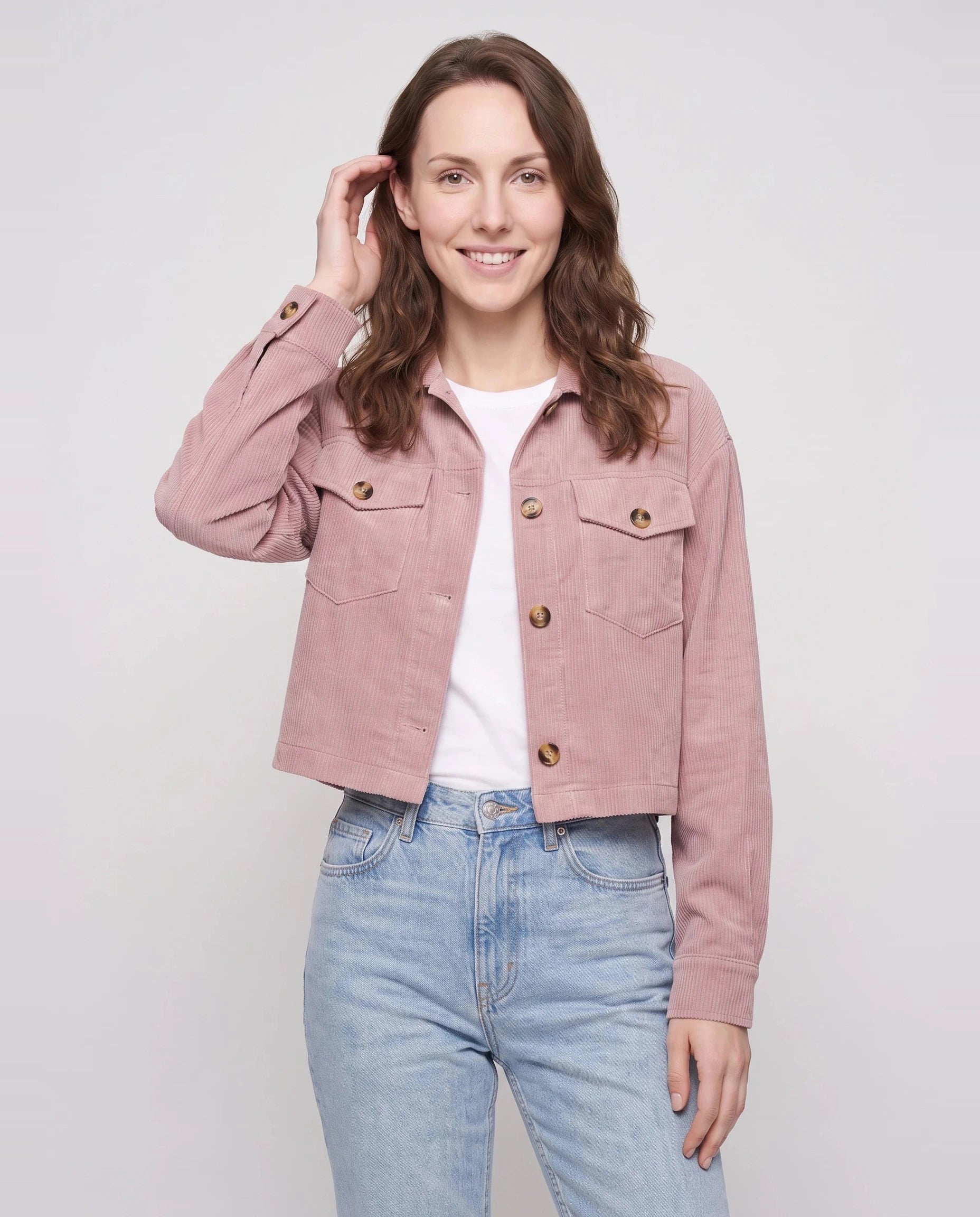 Veste courte en velours côtelé rose poudré Simone, plan rapproché en studio