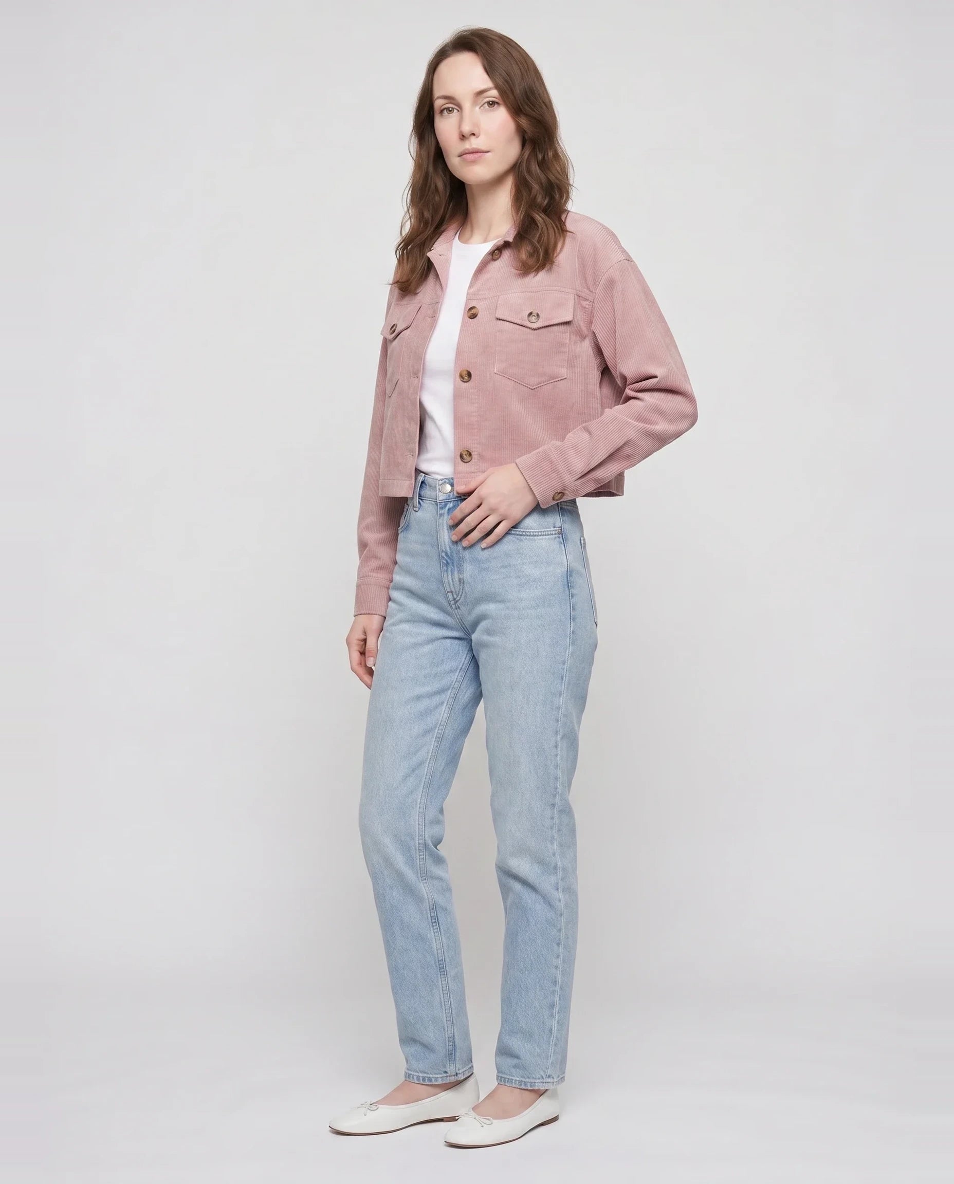 Veste courte en velours côtelé rose poudré Simone, vue de trois quarts en studio