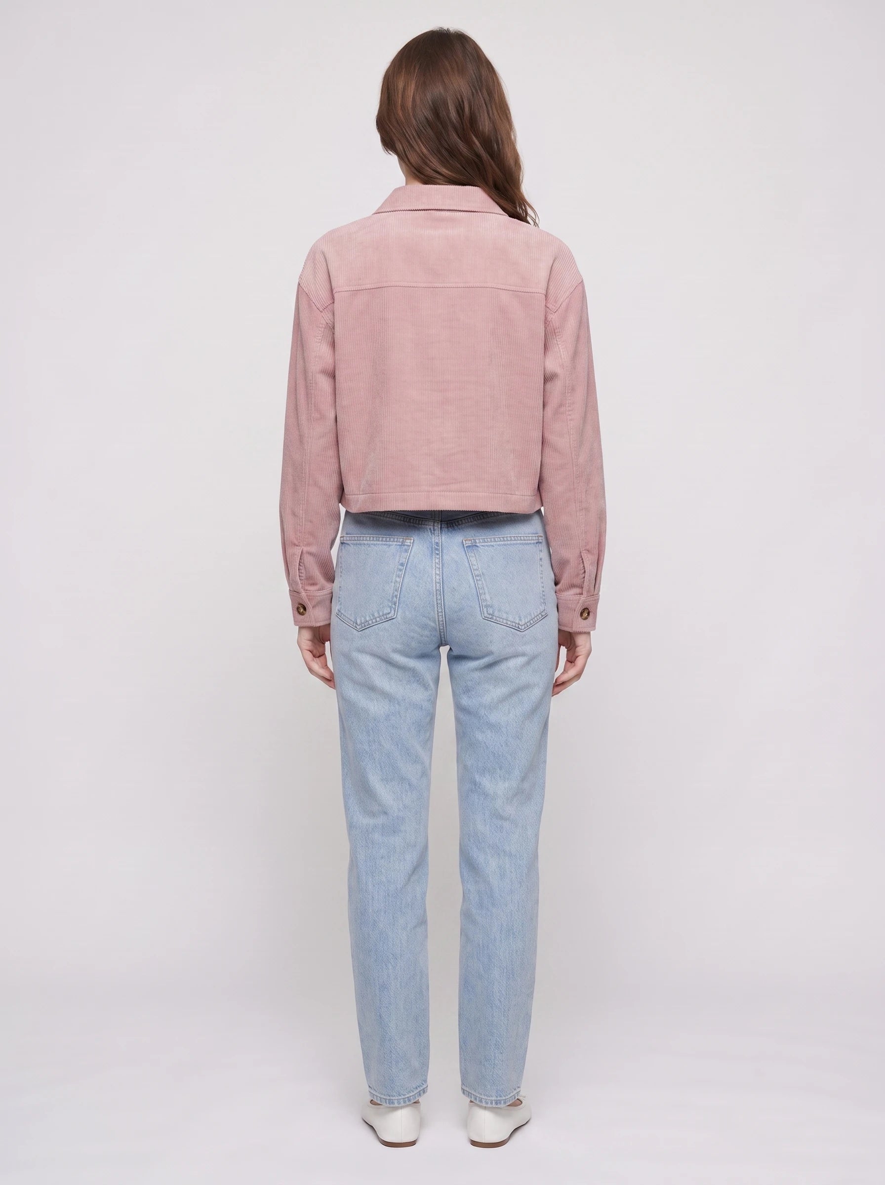 Veste courte en velours côtelé rose poudré Simone, vue de dos en studio
