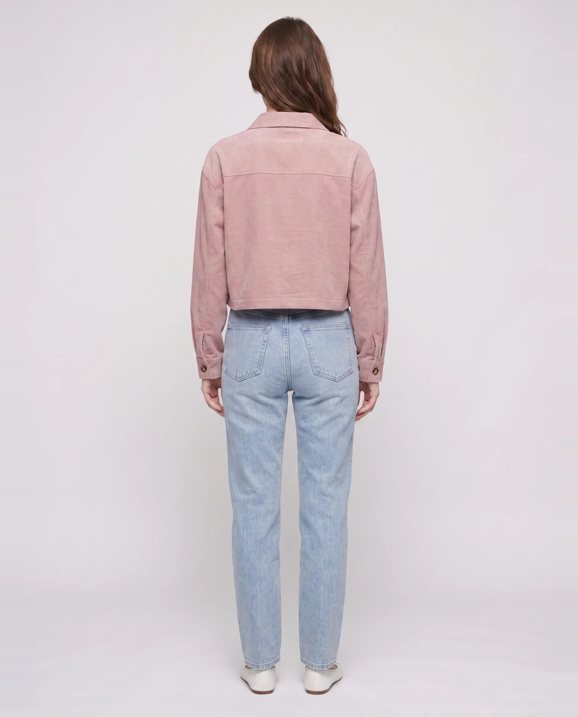 Veste courte en velours côtelé rose poudré Simone, vue de dos en studio
