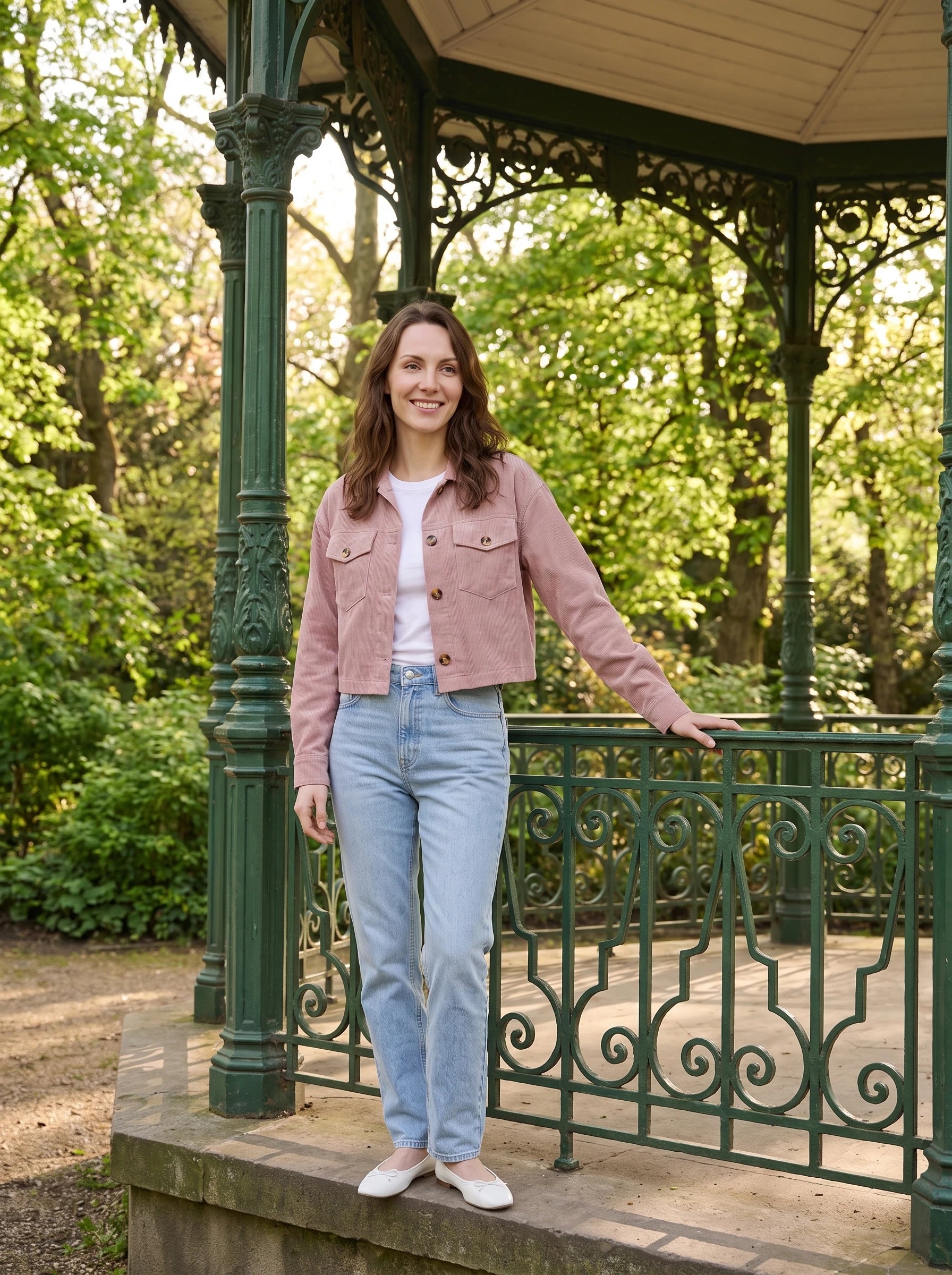 Veste courte en velours côtelé rose poudré Simone, portée près d'un kiosque de parc