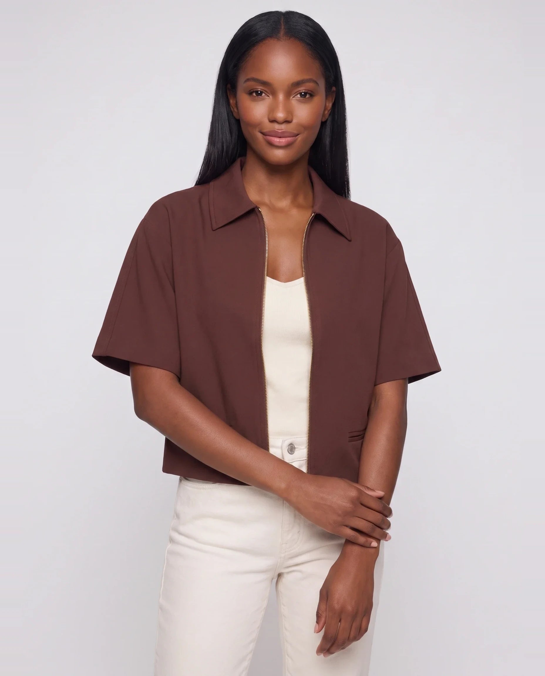Veste courte zippée à manches courtes chocolat Gilberte, plan rapproché en studio
