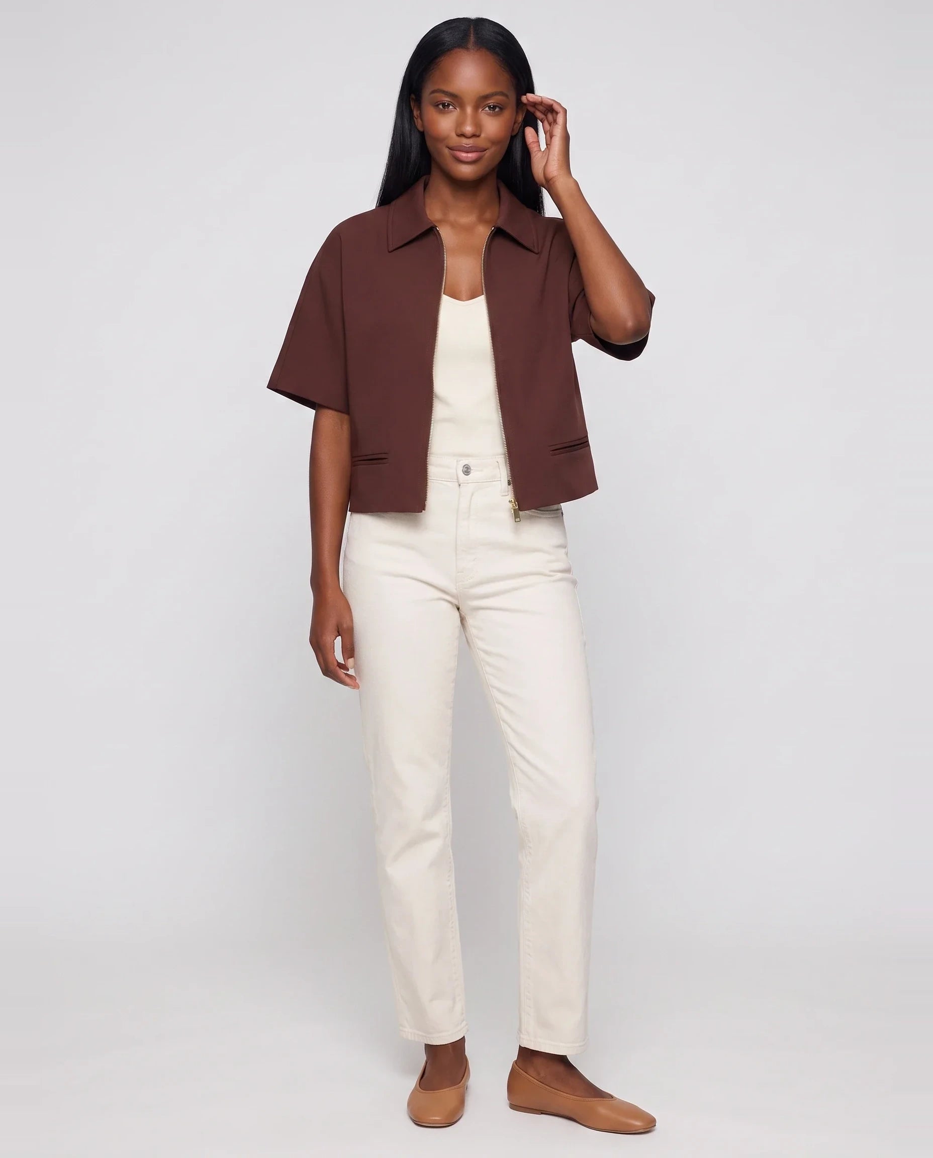 Veste courte zippée à manches courtes chocolat Gilberte, vue de face en studio