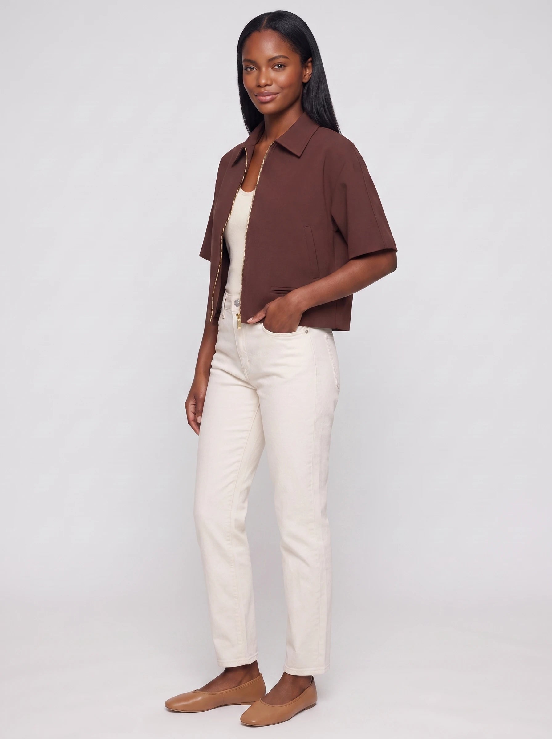 Veste courte zippée à manches courtes chocolat Gilberte, vue de trois quarts en studio