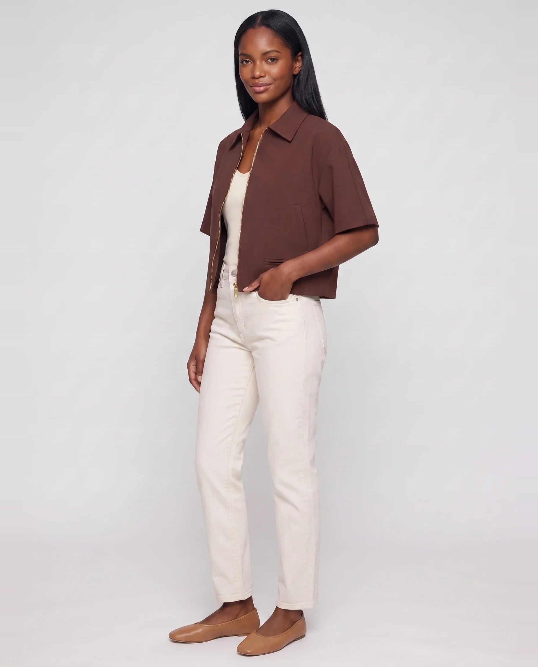 Veste courte zippée à manches courtes chocolat Gilberte, vue de trois quarts en studio