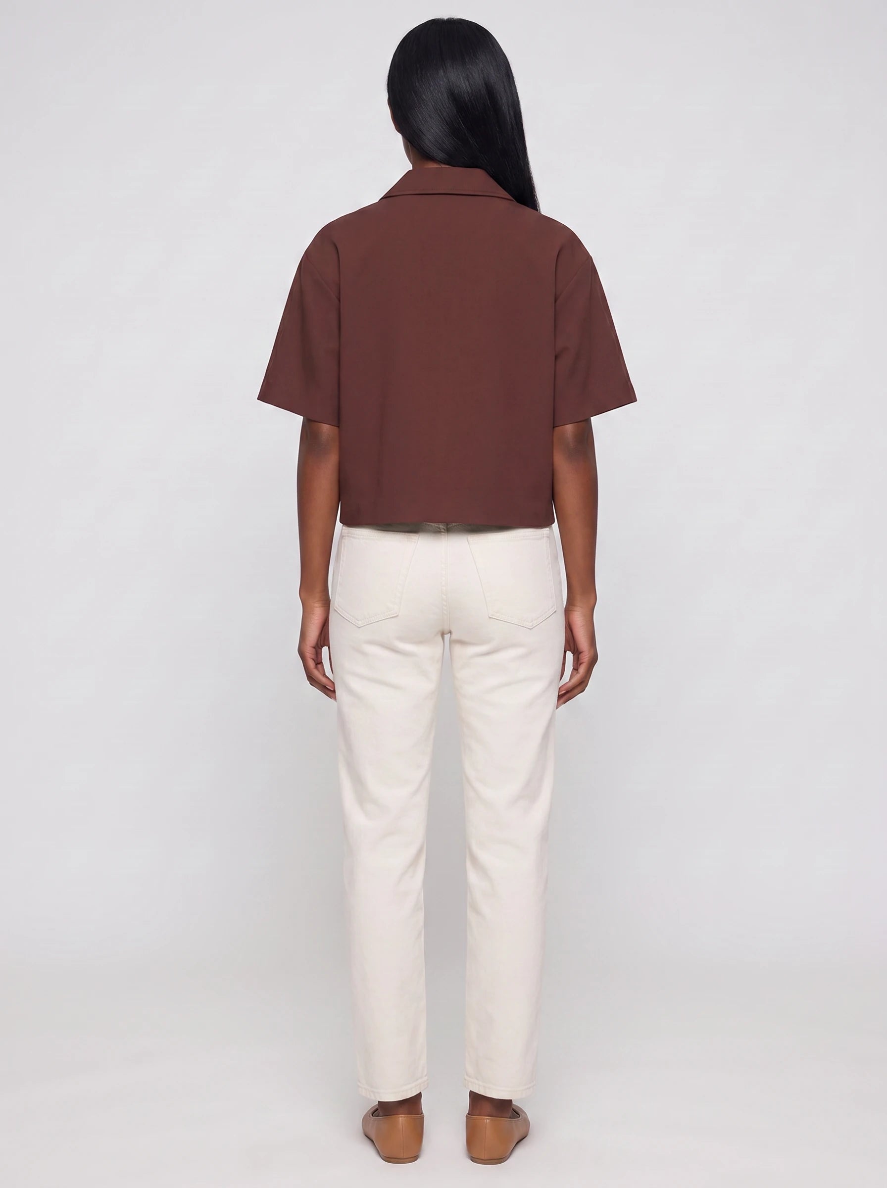 Veste courte zippée à manches courtes chocolat Gilberte, vue de dos en studio