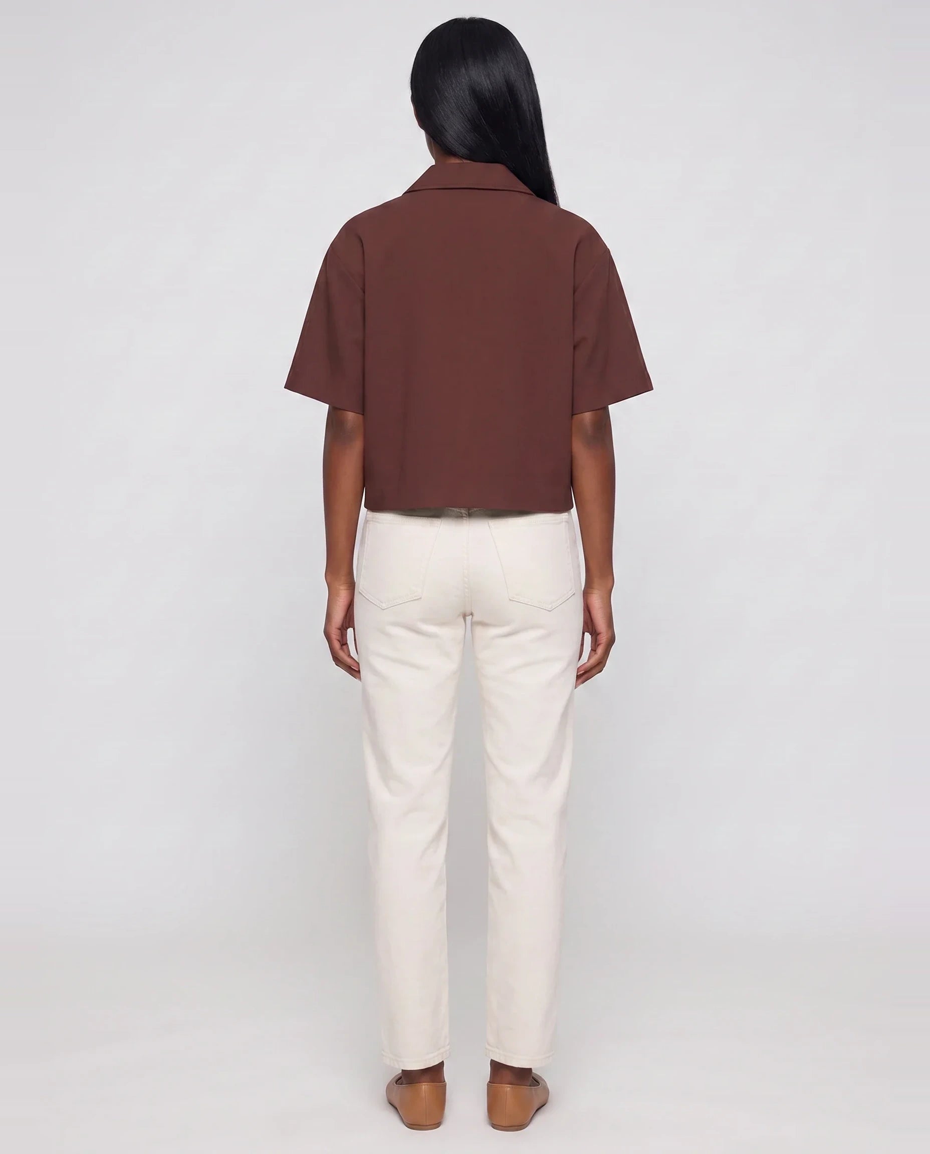 Veste courte zippée à manches courtes chocolat Gilberte, vue de dos en studio