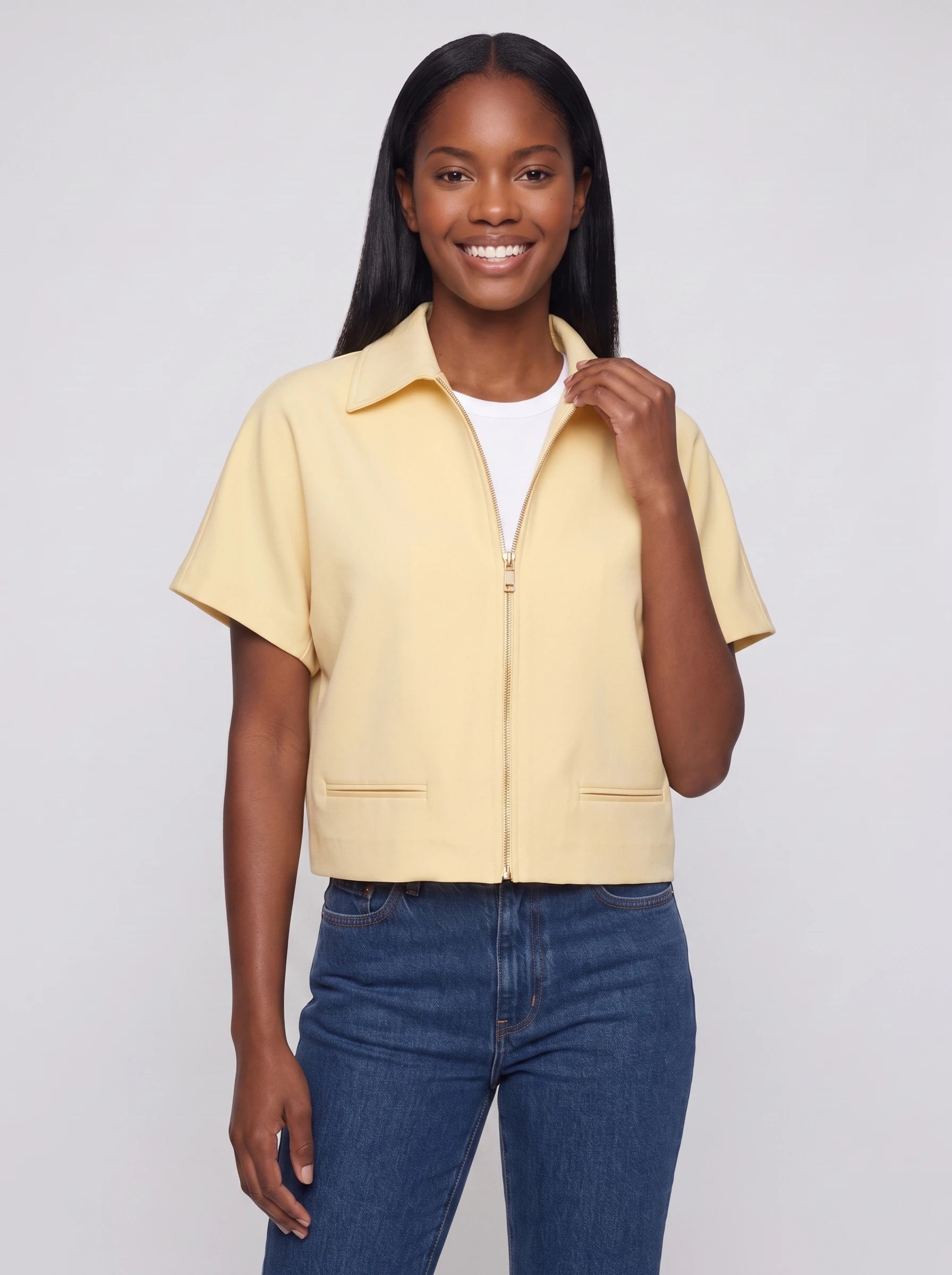 Veste courte zippée à manches courtes jaune pâle Gilberte, plan rapproché en studio