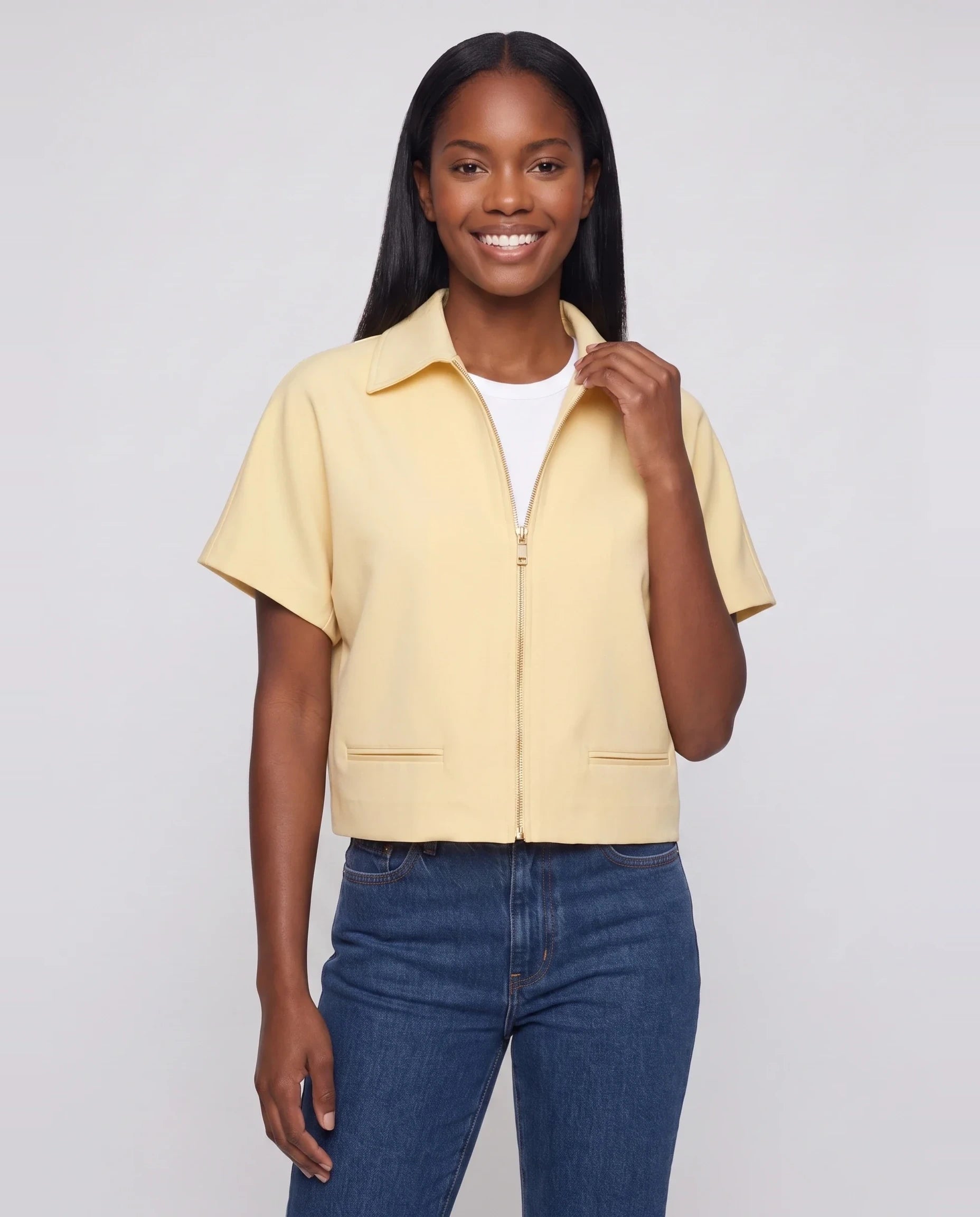 Veste courte zippée à manches courtes jaune pâle Gilberte, plan rapproché en studio