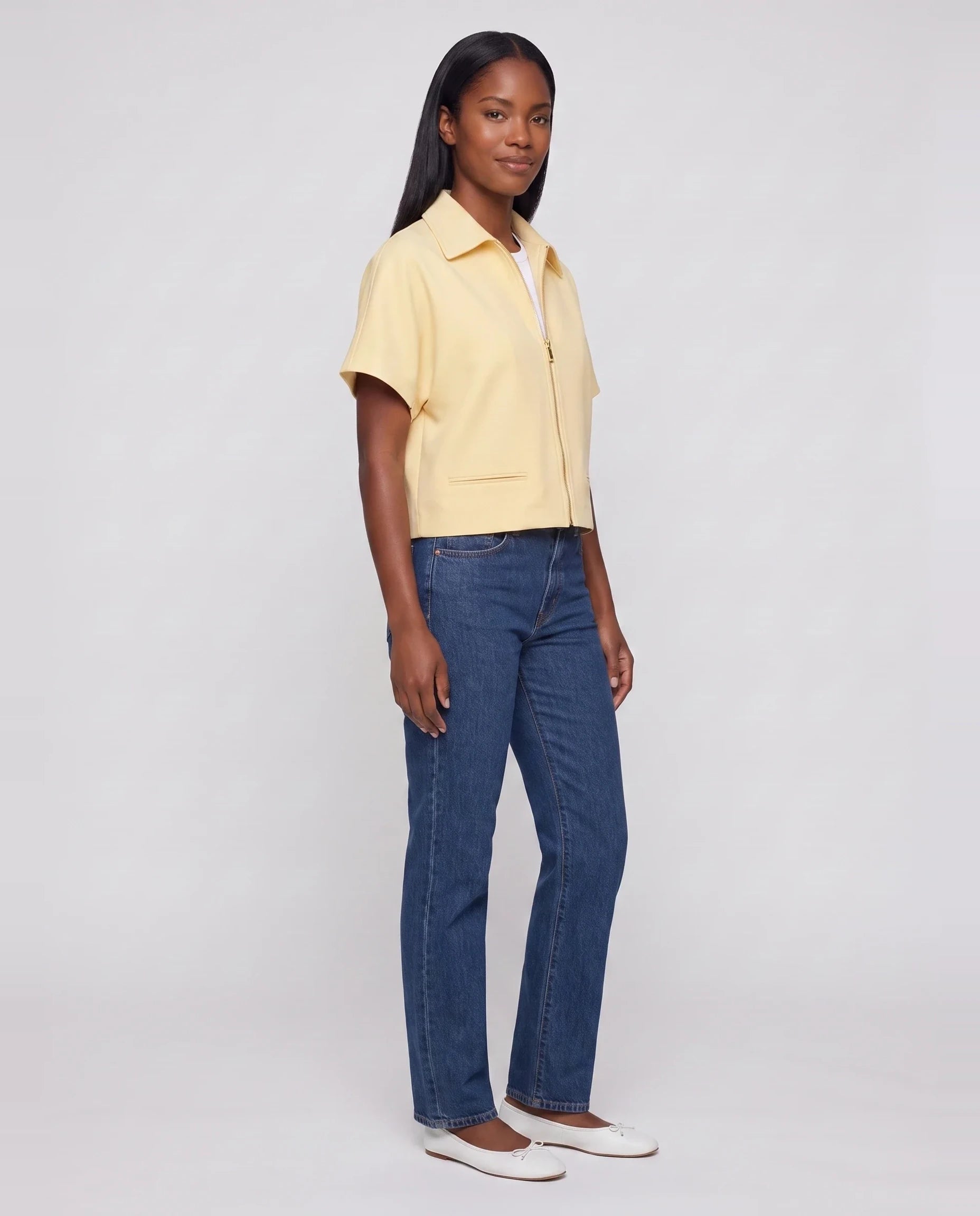 Veste courte zippée à manches courtes jaune pâle Gilberte, vue de trois quarts en studio