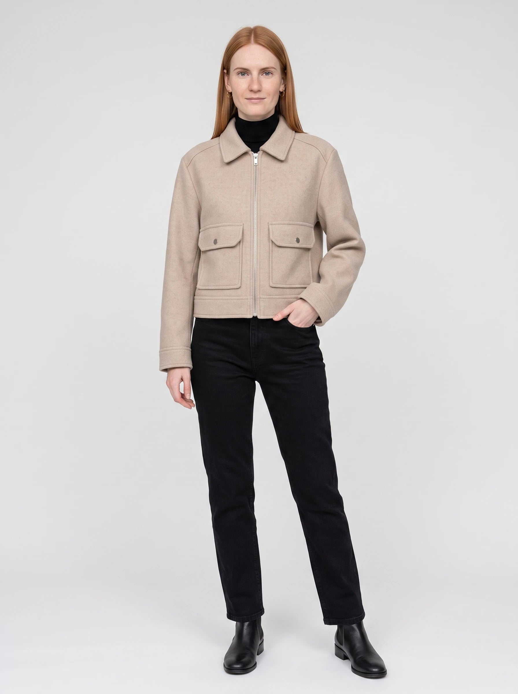 Veste courte zippée en lainage beige Solveig, vue de face en studio
