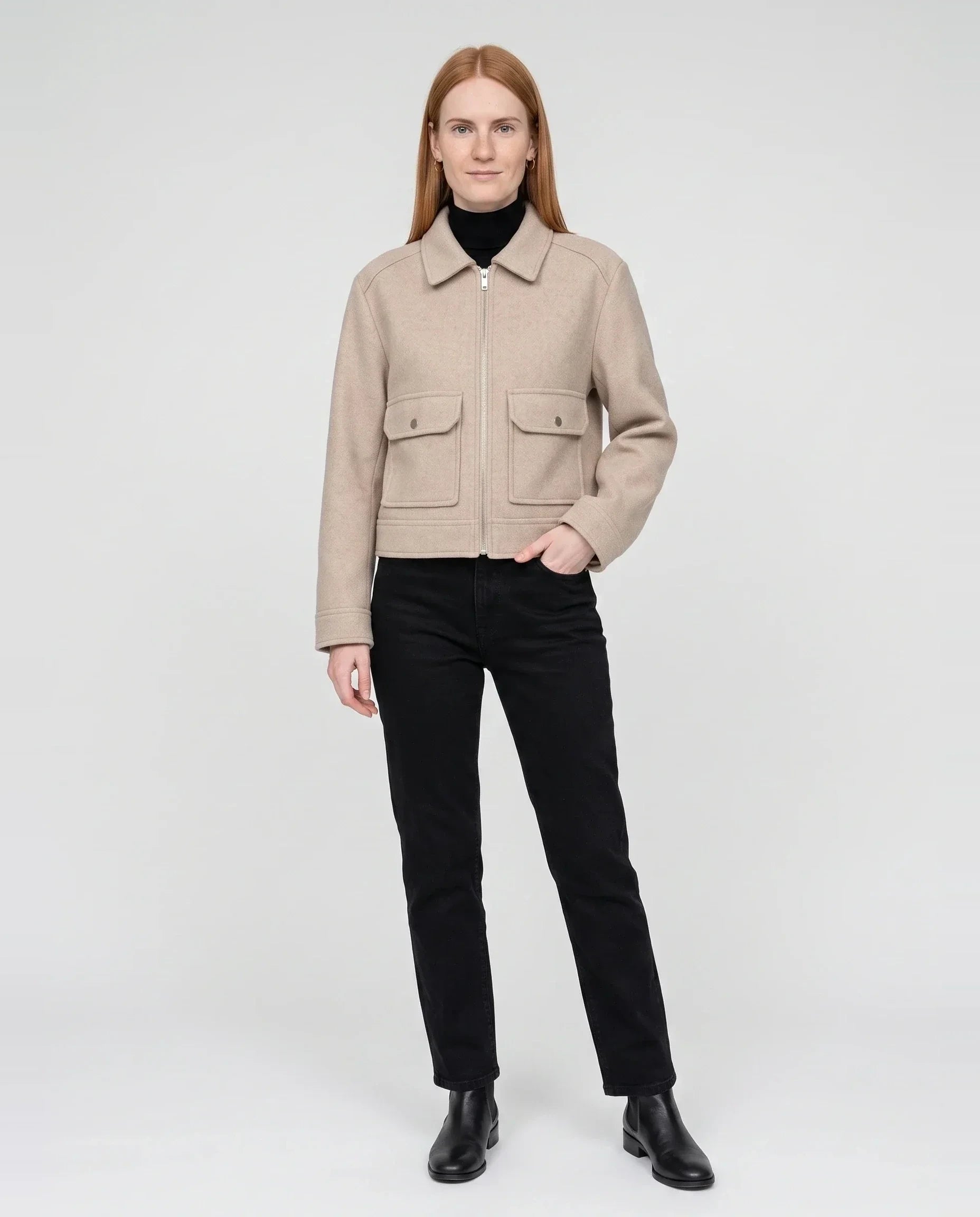 Veste courte zippée en lainage beige Solveig, vue de face en studio