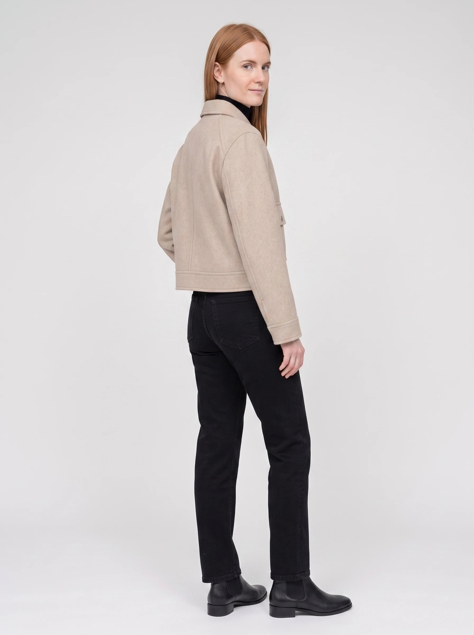 Veste courte zippée en lainage beige Solveig, vue de trois quarts en studio