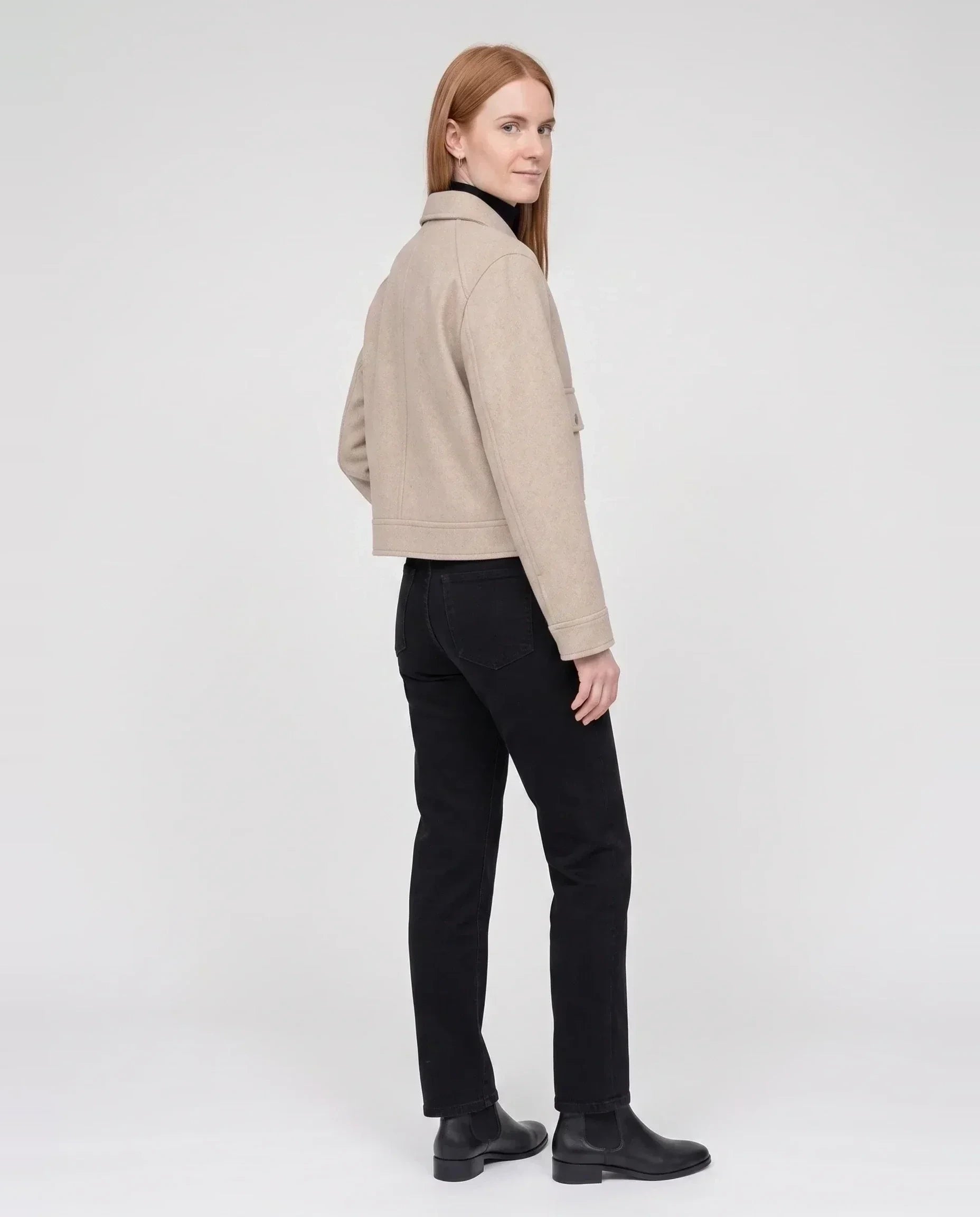 Veste courte zippée en lainage beige Solveig, vue de trois quarts en studio