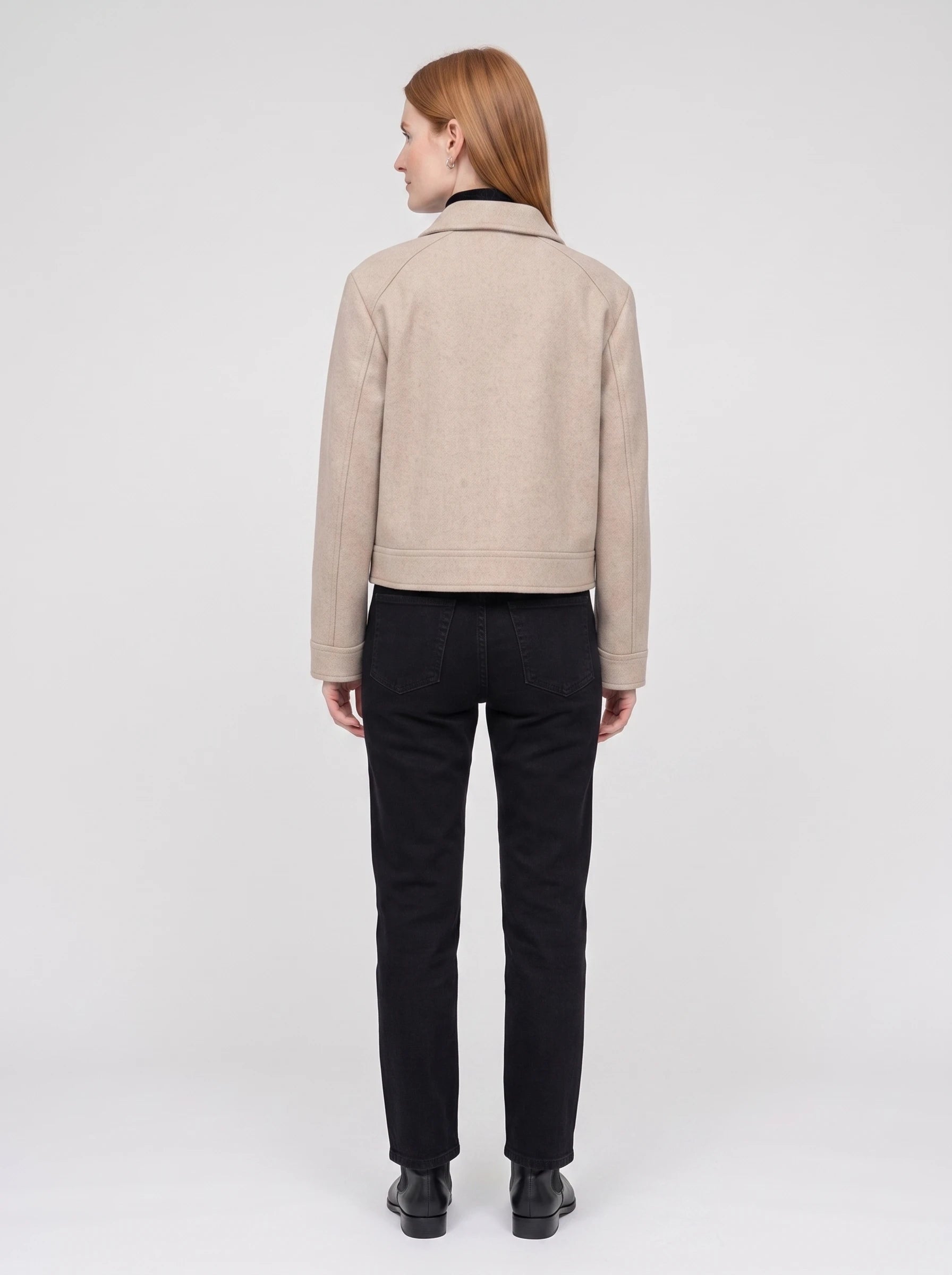 Veste courte zippée en lainage beige Solveig, vue de dos en studio