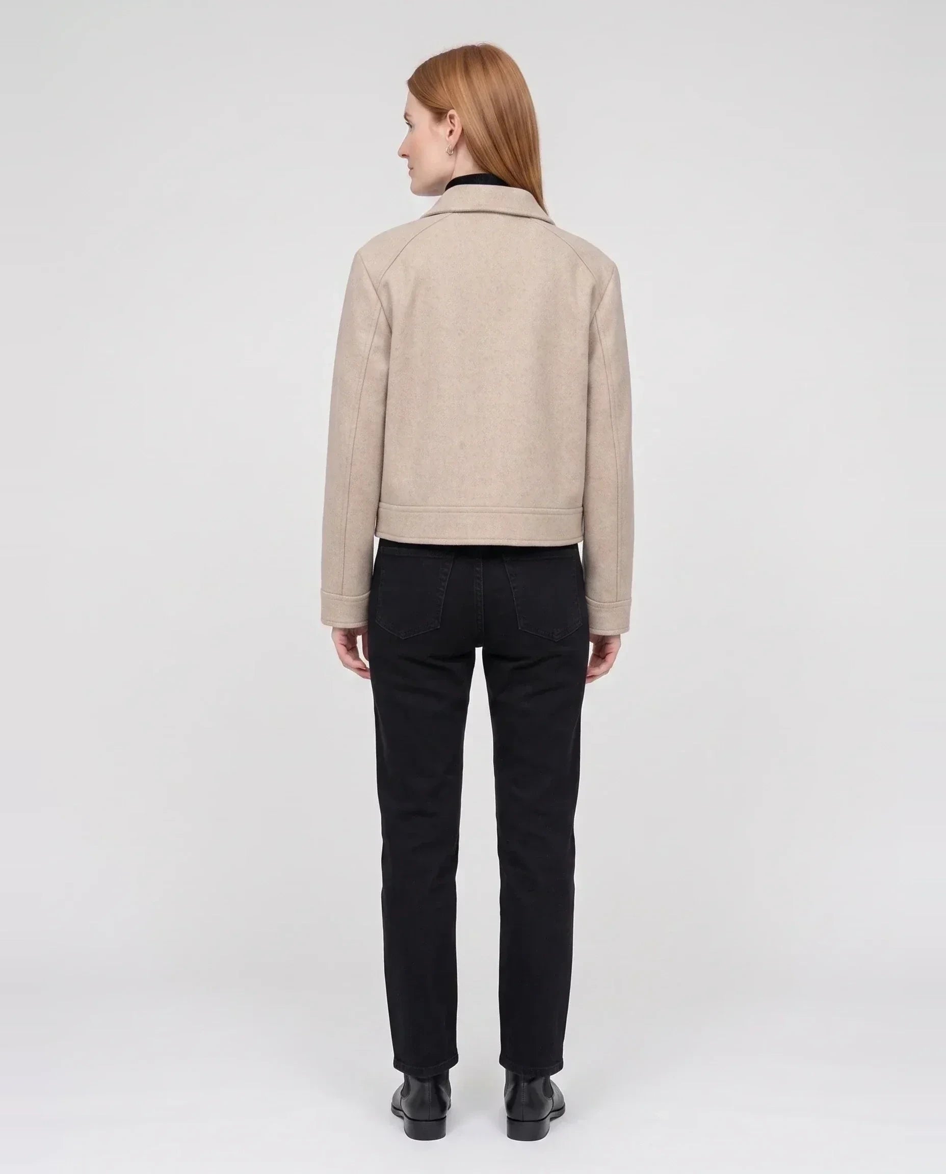 Veste courte zippée en lainage beige Solveig, vue de dos en studio