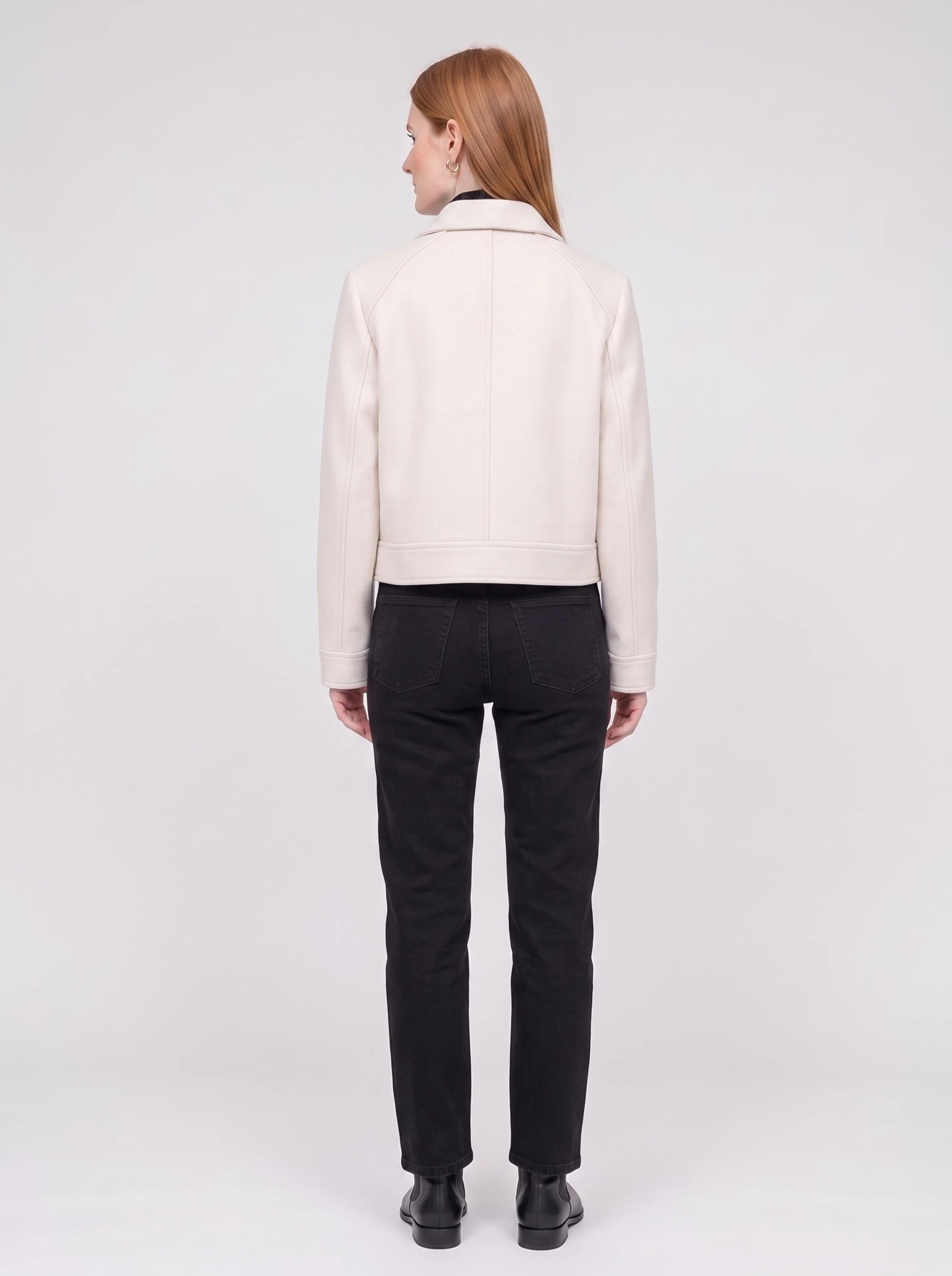 Veste courte zippée en lainage écru Solveig, vue de dos en studio