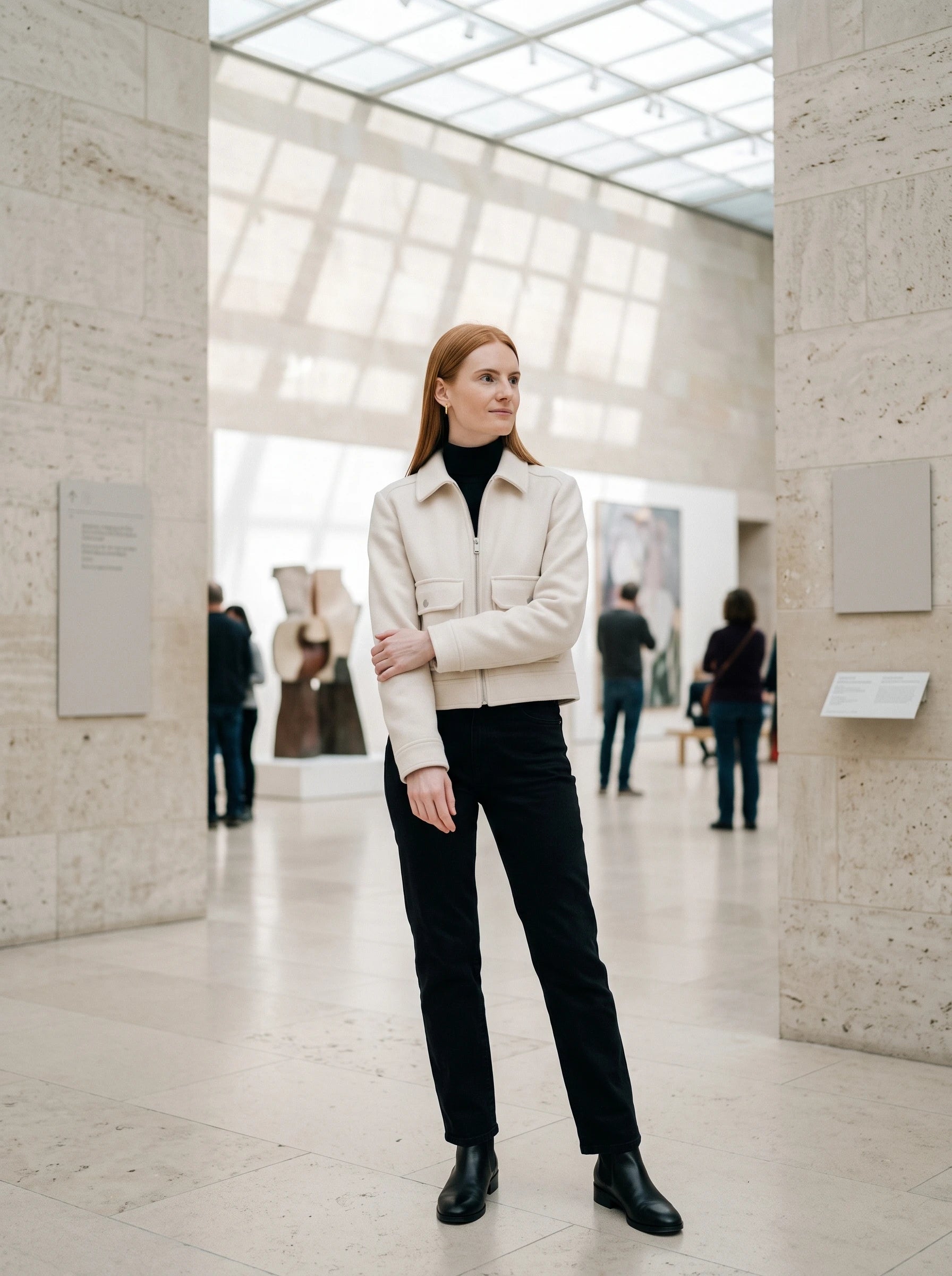 Veste courte en lainage écru Solveig, portée dans un atrium de musée lumineux