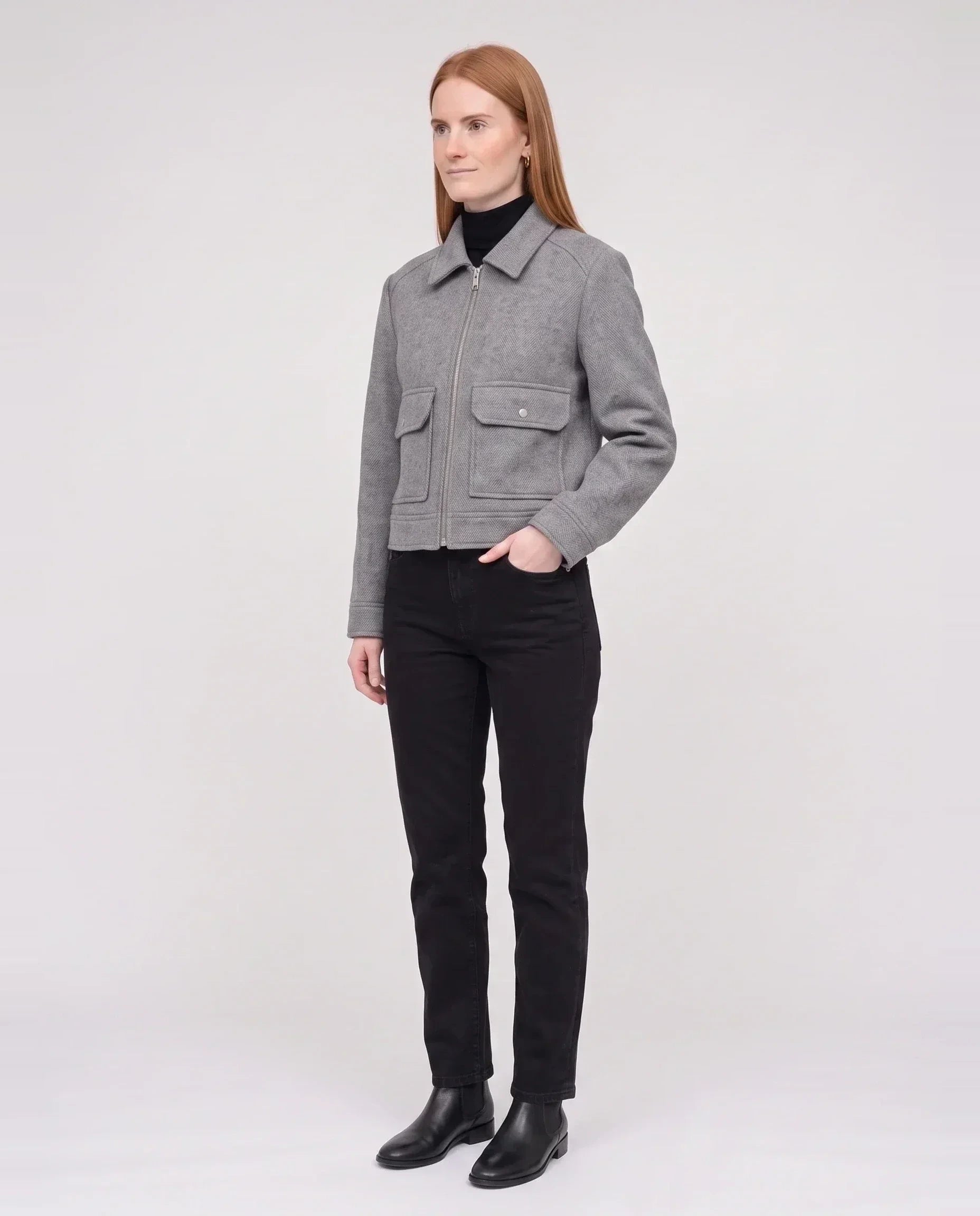 Veste courte zippée en lainage gris chiné Solveig, vue de trois quarts en studio