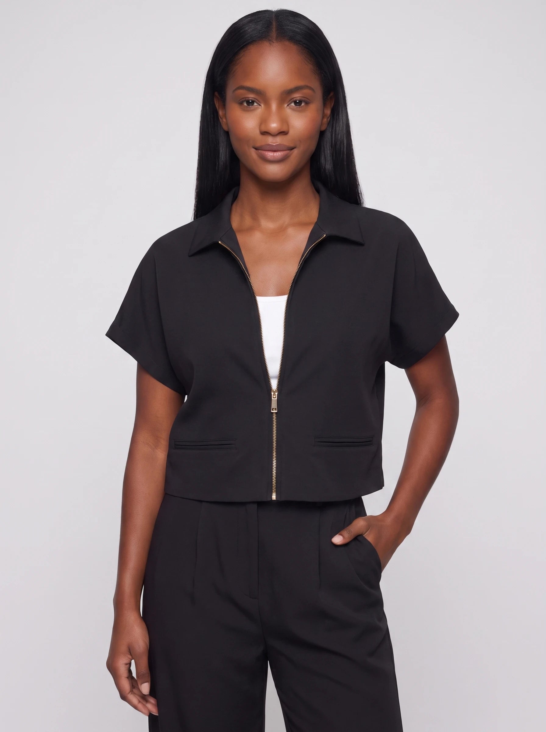Veste courte zippée à manches courtes noire Gilberte, plan rapproché en studio