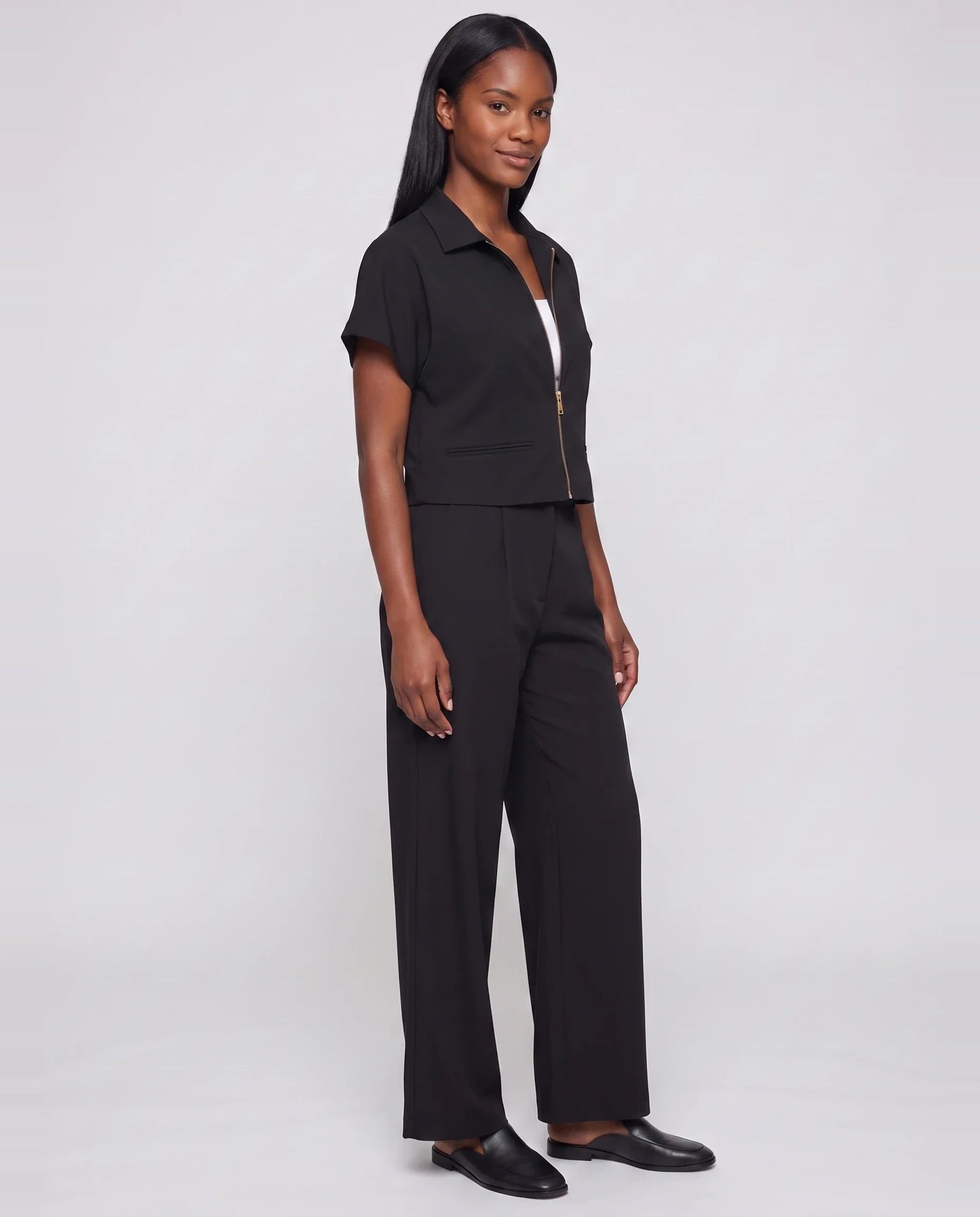 Veste courte zippée à manches courtes noire Gilberte, vue de trois quarts en studio