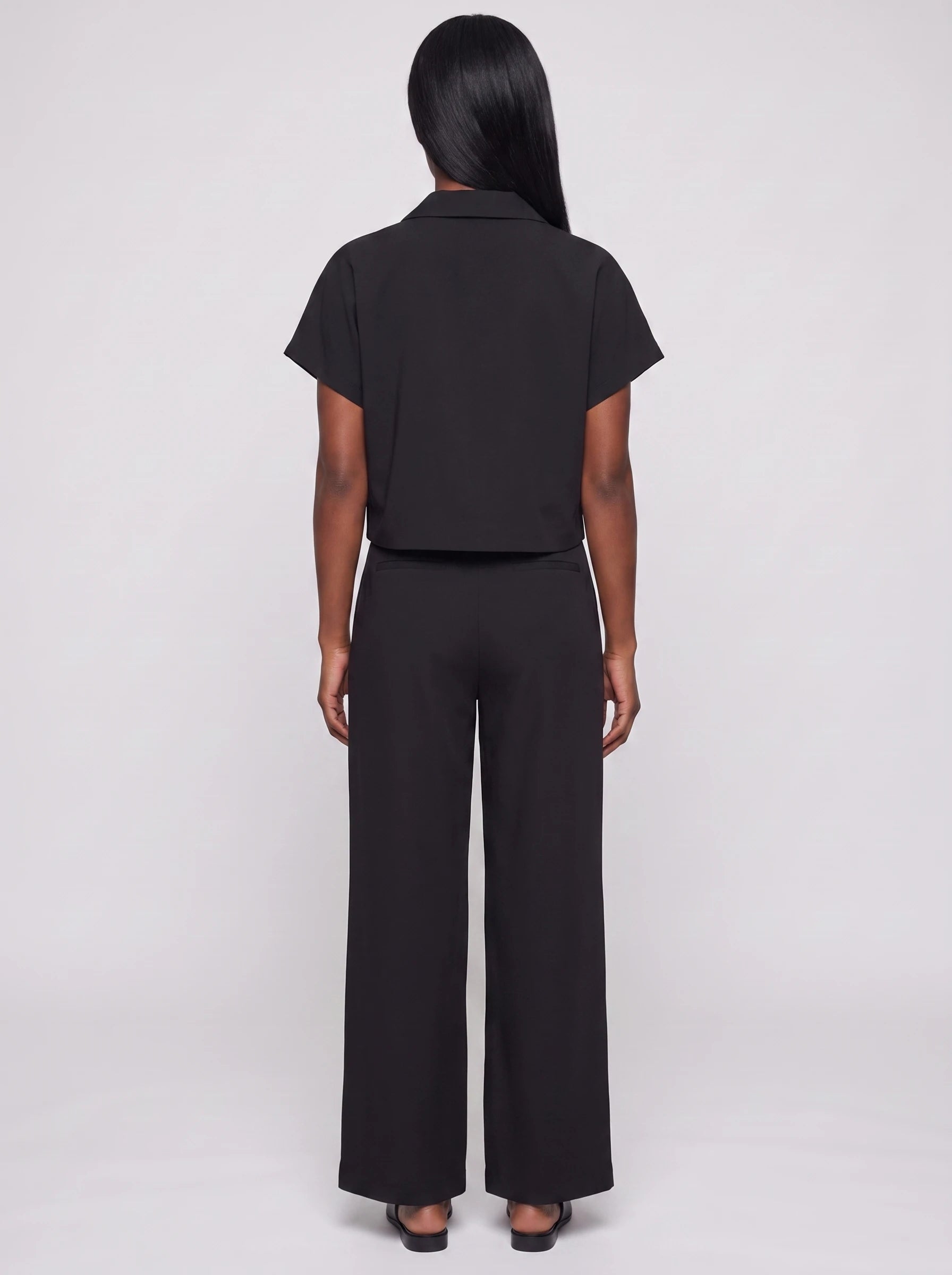 Veste courte zippée à manches courtes noire Gilberte, vue de dos en studio