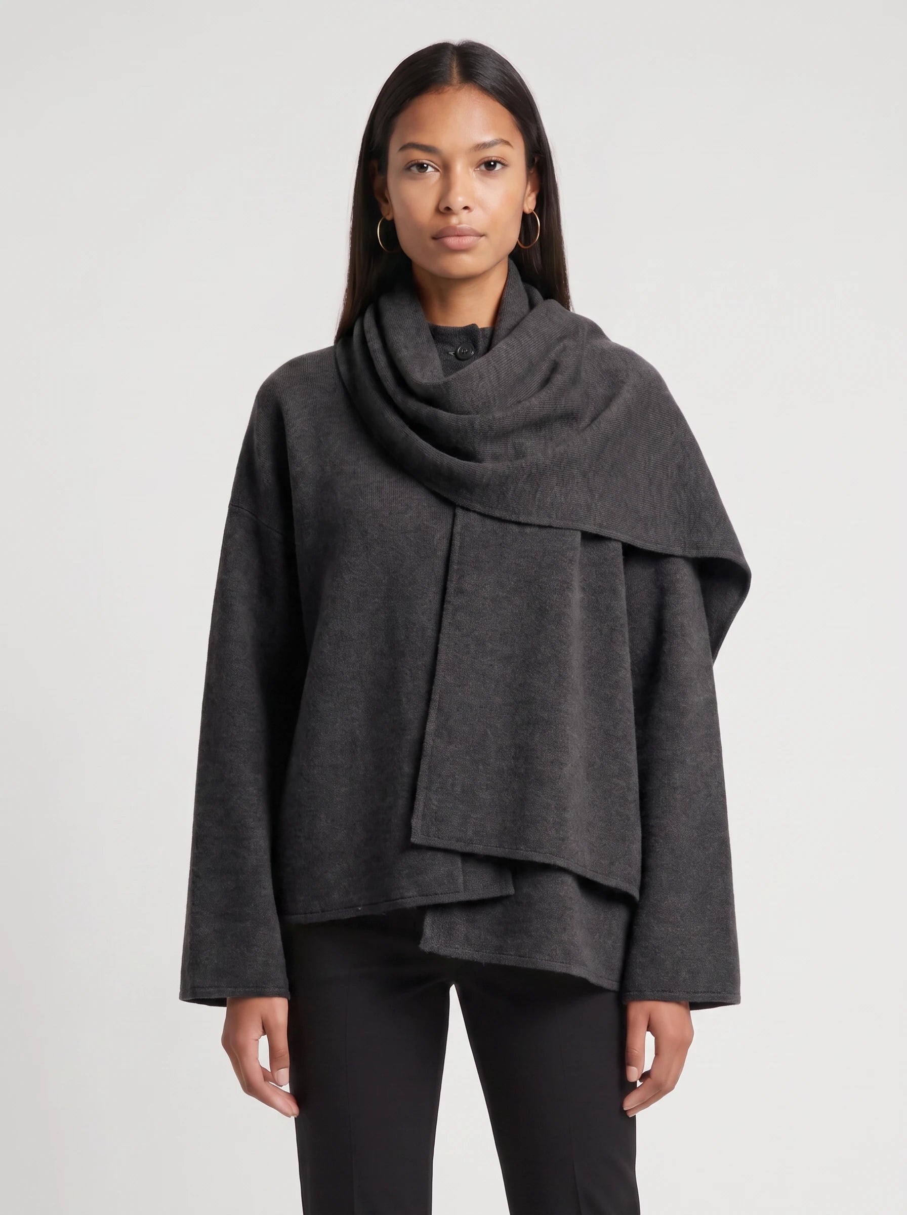 Veste en maille gris anthracite à écharpe drapée Méline, plan rapproché en studio