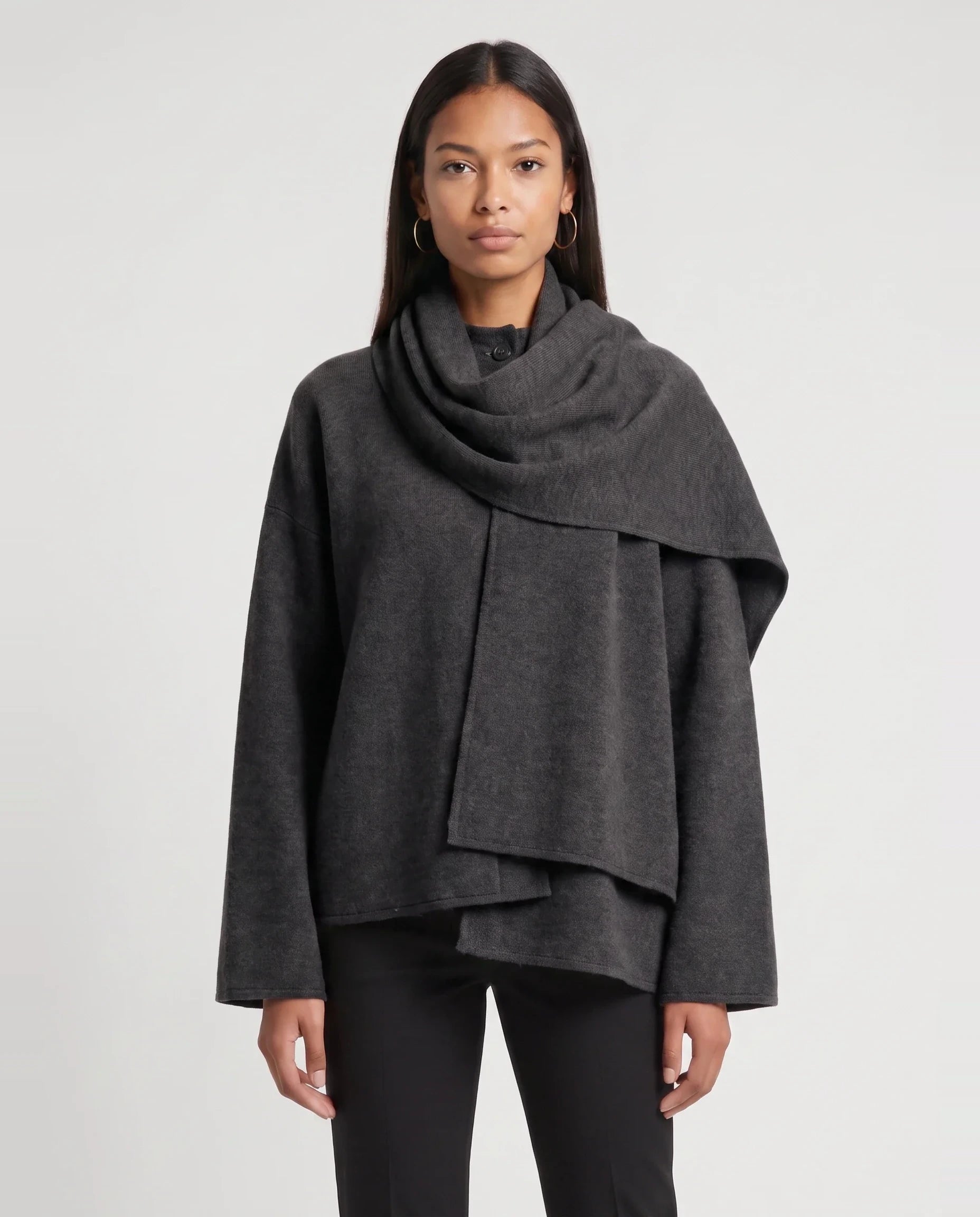 Veste en maille gris anthracite à écharpe drapée Méline, plan rapproché en studio
