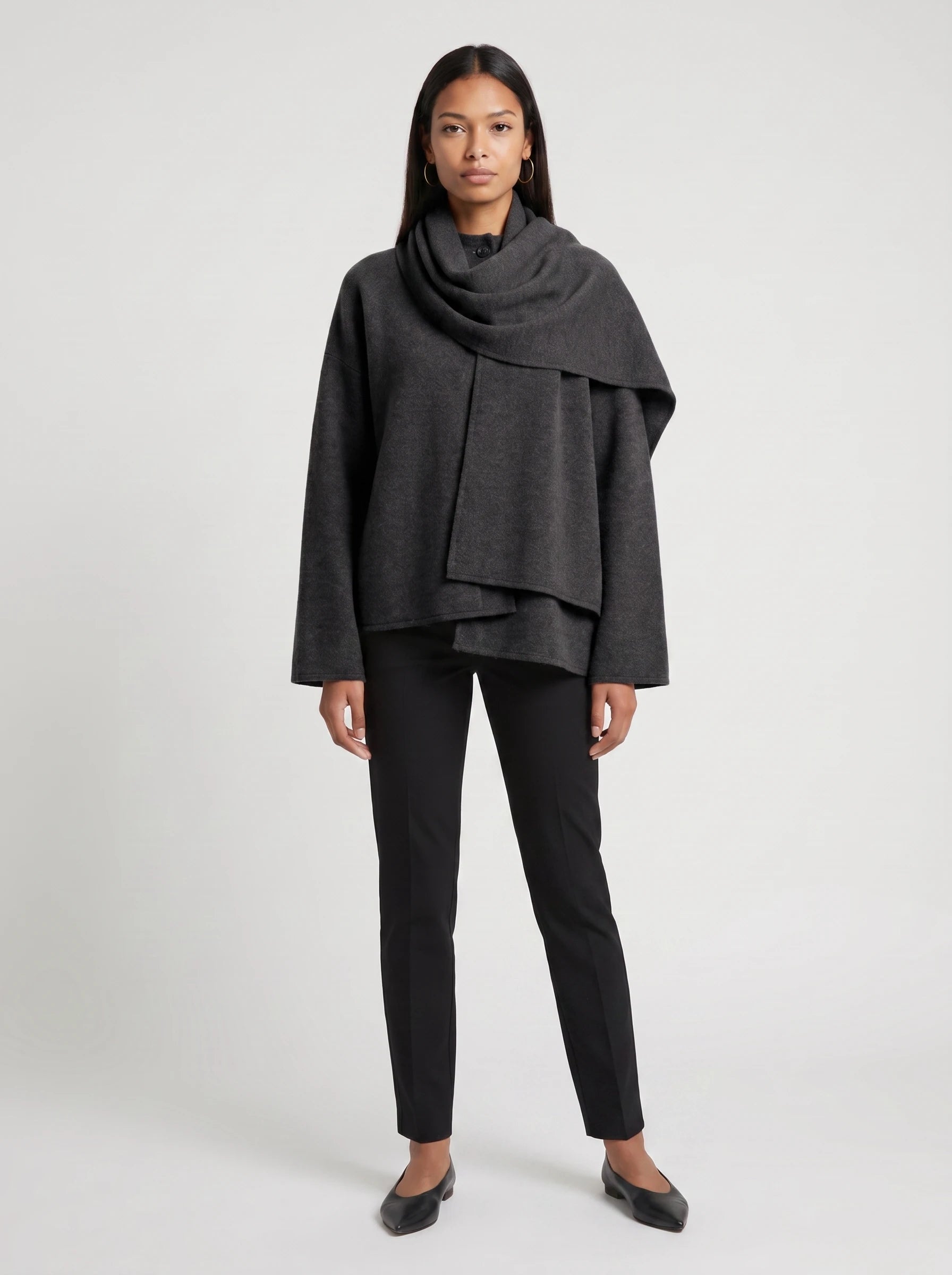 Veste en maille gris anthracite à écharpe drapée Méline, vue de face en studio