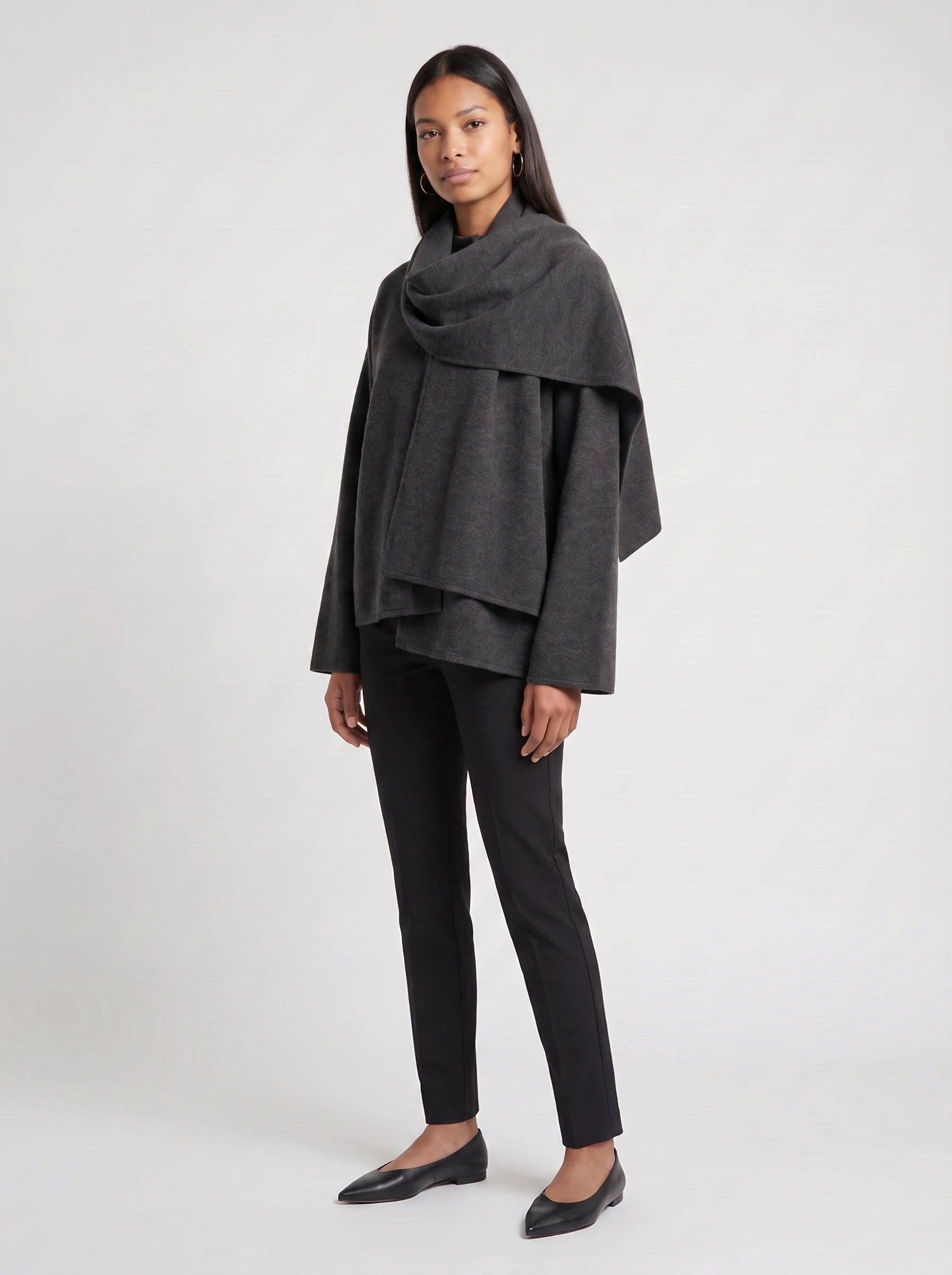 Veste en maille gris anthracite à écharpe drapée Méline, vue de trois quarts en studio