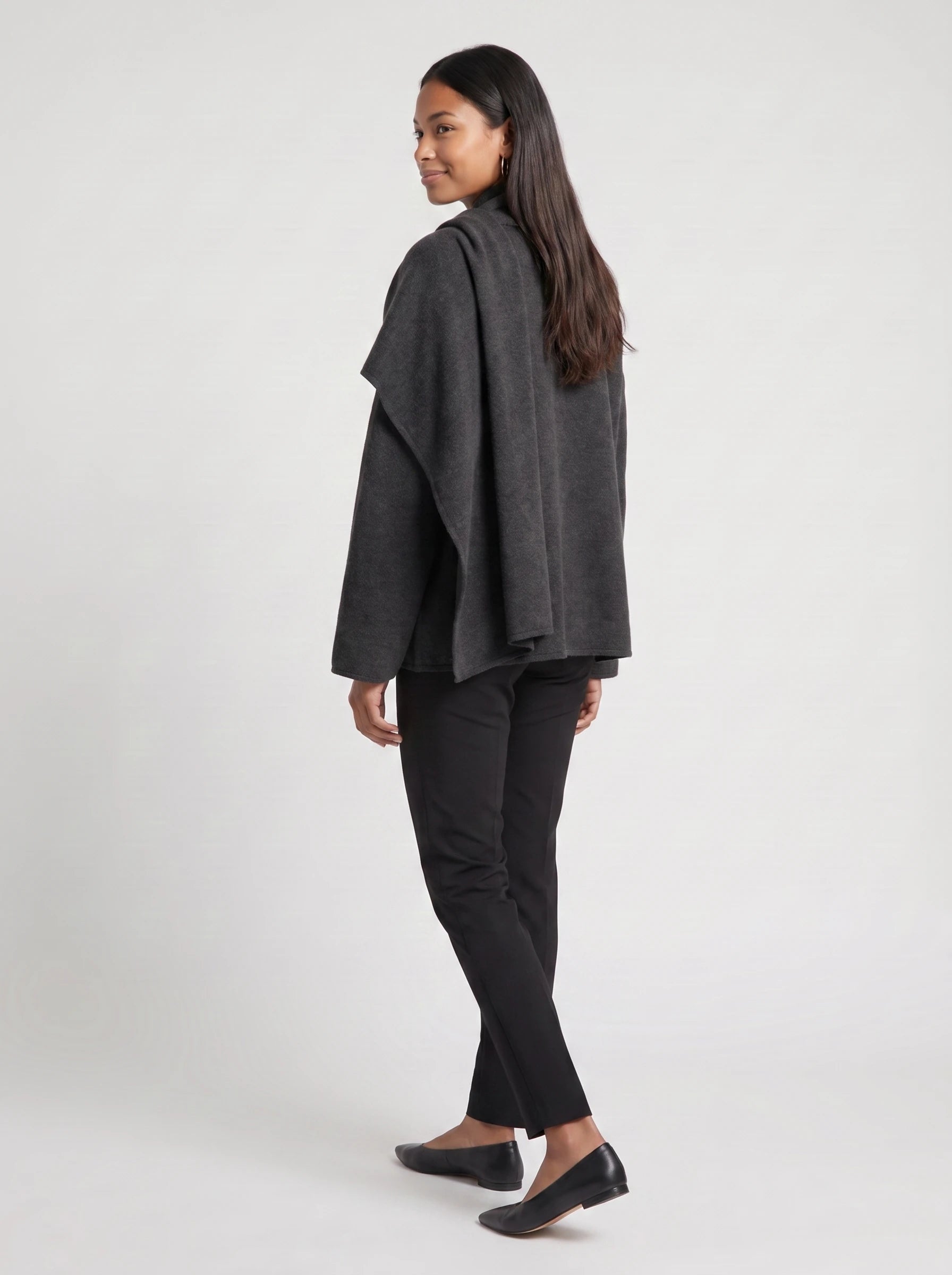 Veste en maille gris anthracite à écharpe drapée Méline, vue de dos en studio