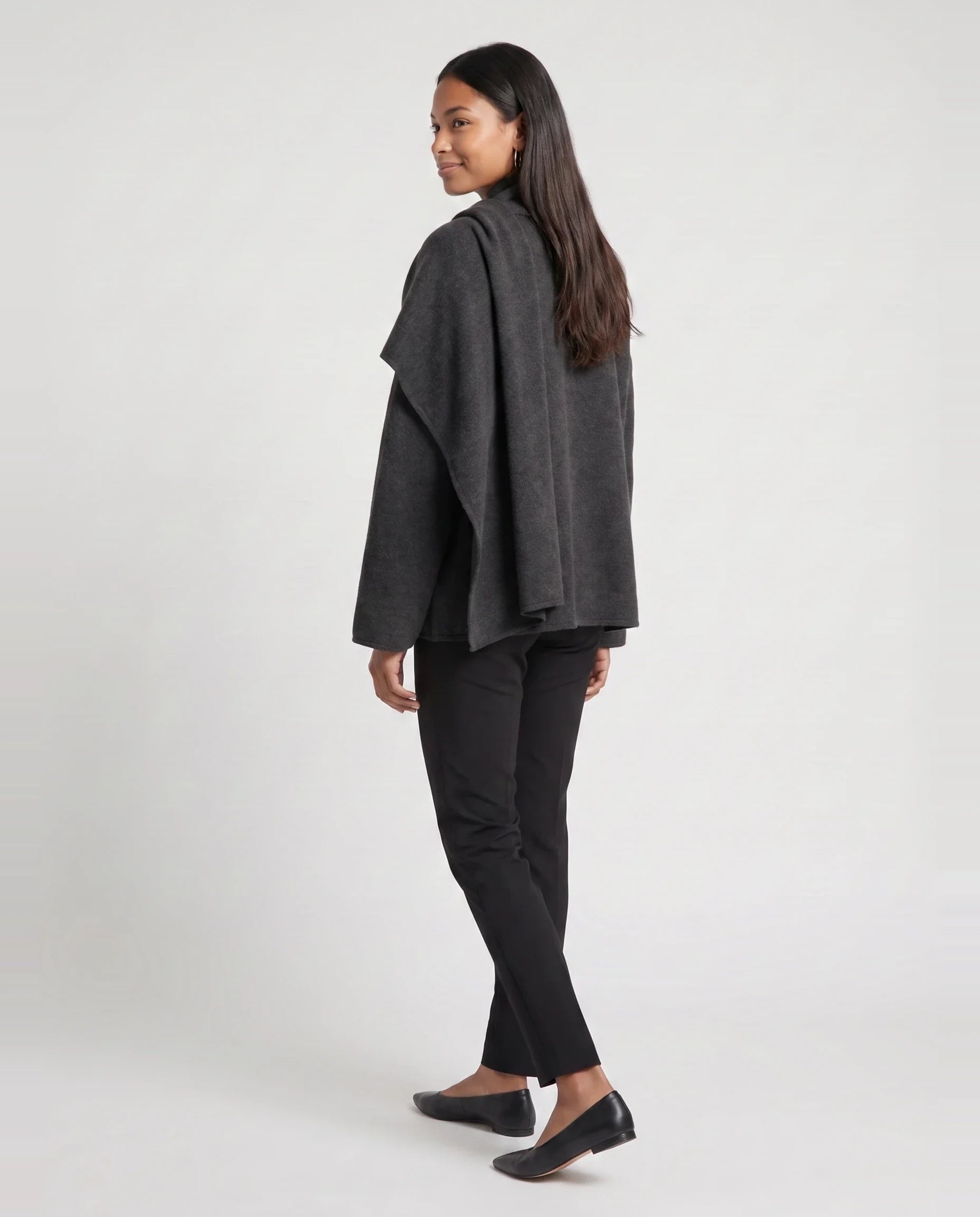 Veste en maille gris anthracite à écharpe drapée Méline, vue de dos en studio