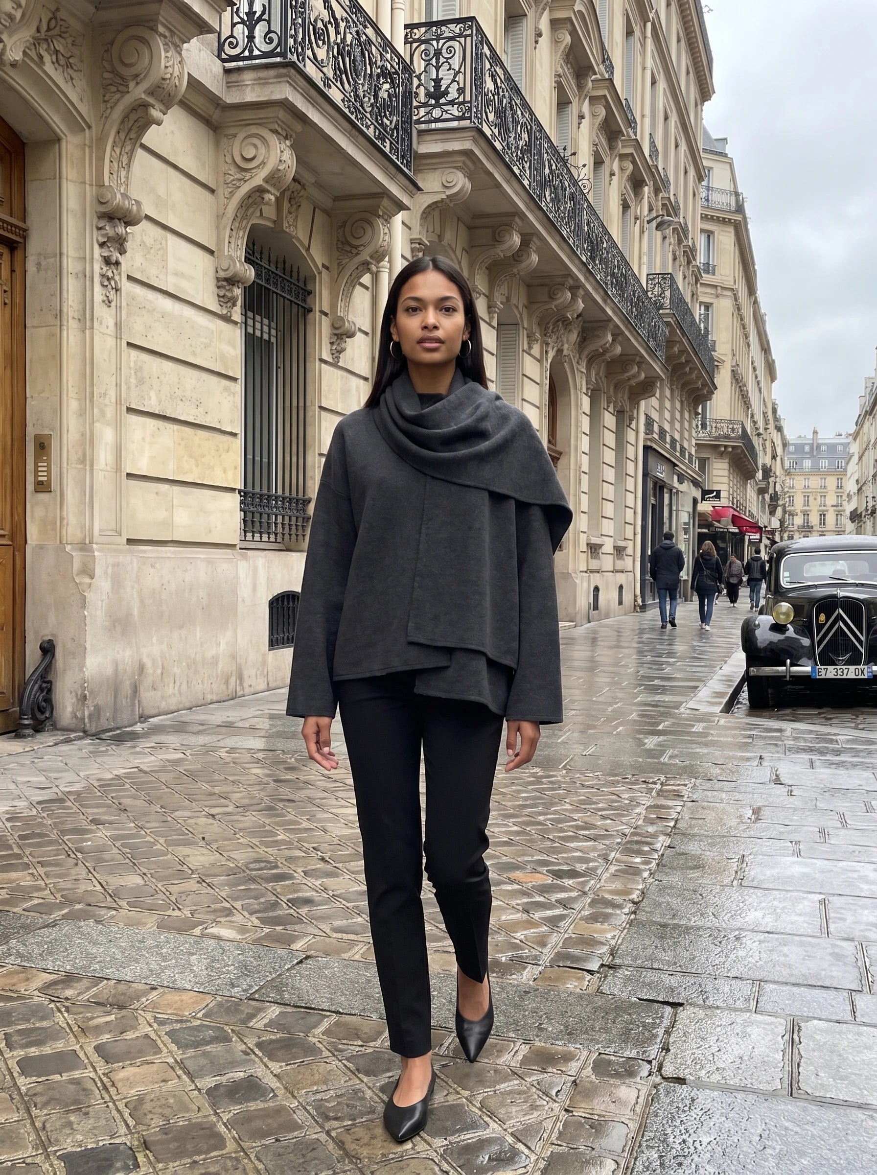 Veste en maille gris anthracite Méline, portée dans une rue haussmannienne un matin gris