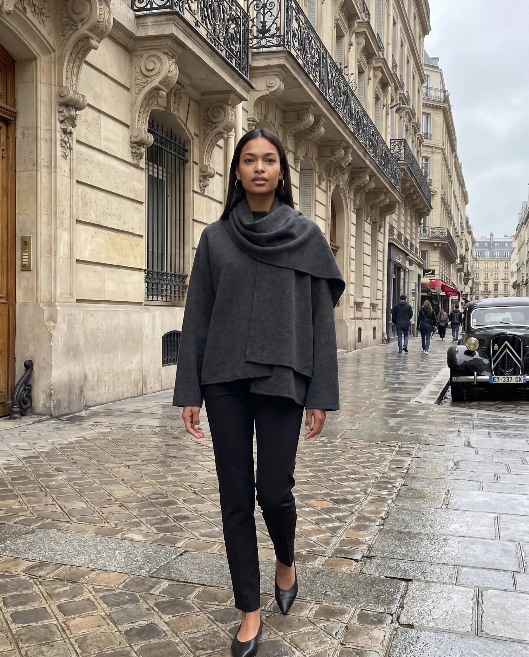 Veste en maille gris anthracite Méline, portée dans une rue haussmannienne un matin gris