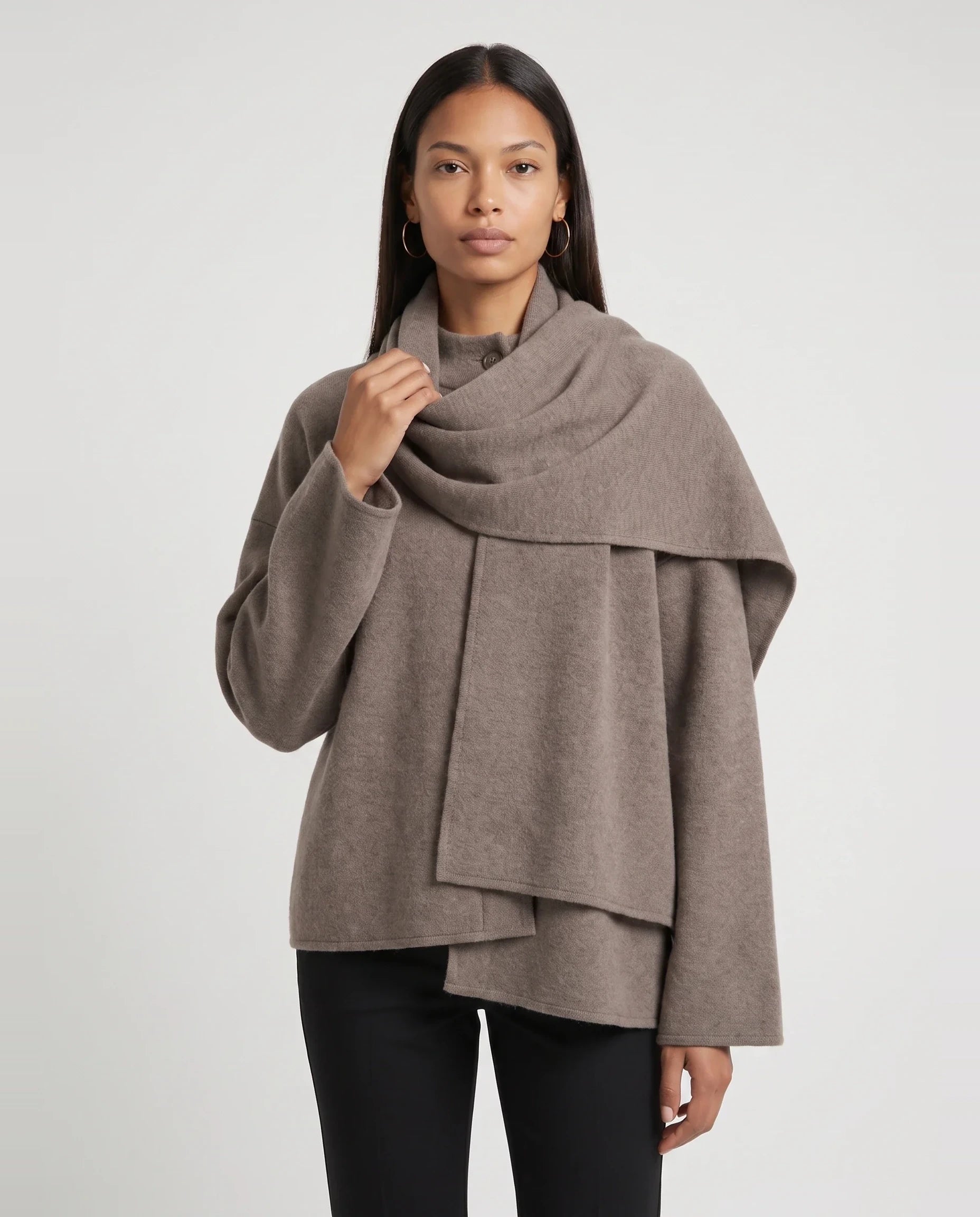 Veste en maille taupe à écharpe drapée Méline, plan rapproché en studio