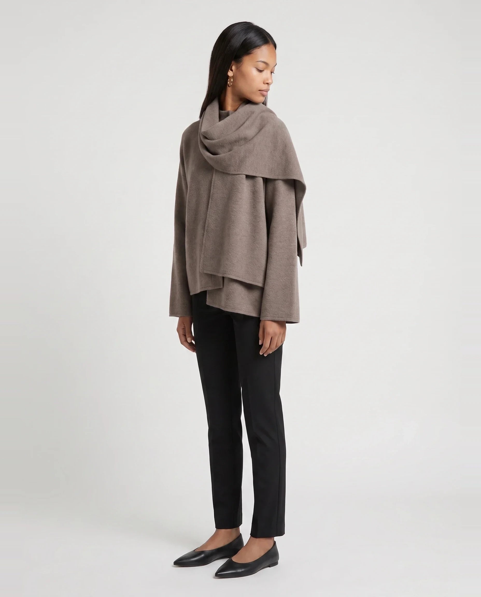 Veste en maille taupe à écharpe drapée Méline, vue de trois quarts en studio