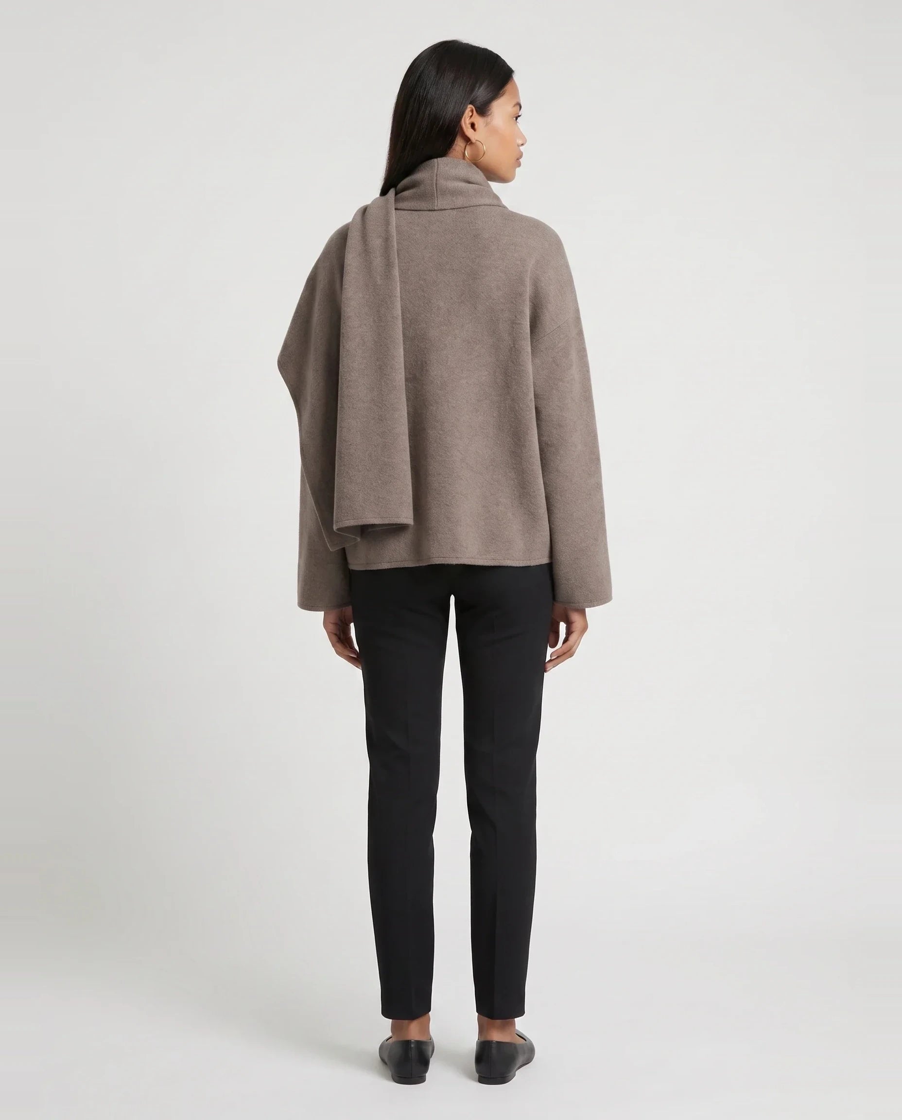 Veste en maille taupe à écharpe drapée Méline, vue de dos en studio