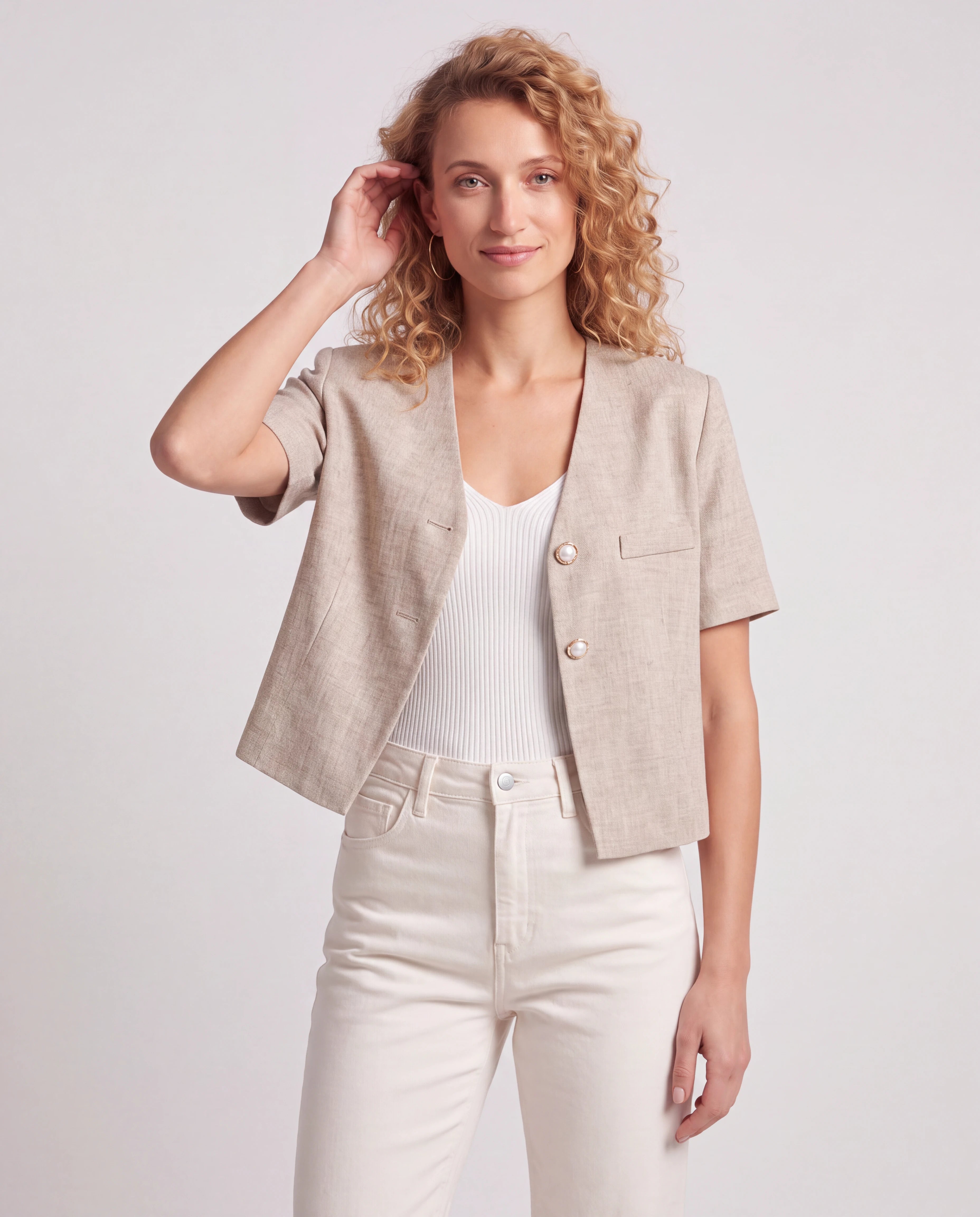 Veste d'été col V en tissé chiné beige Mireille, plan rapproché en studio