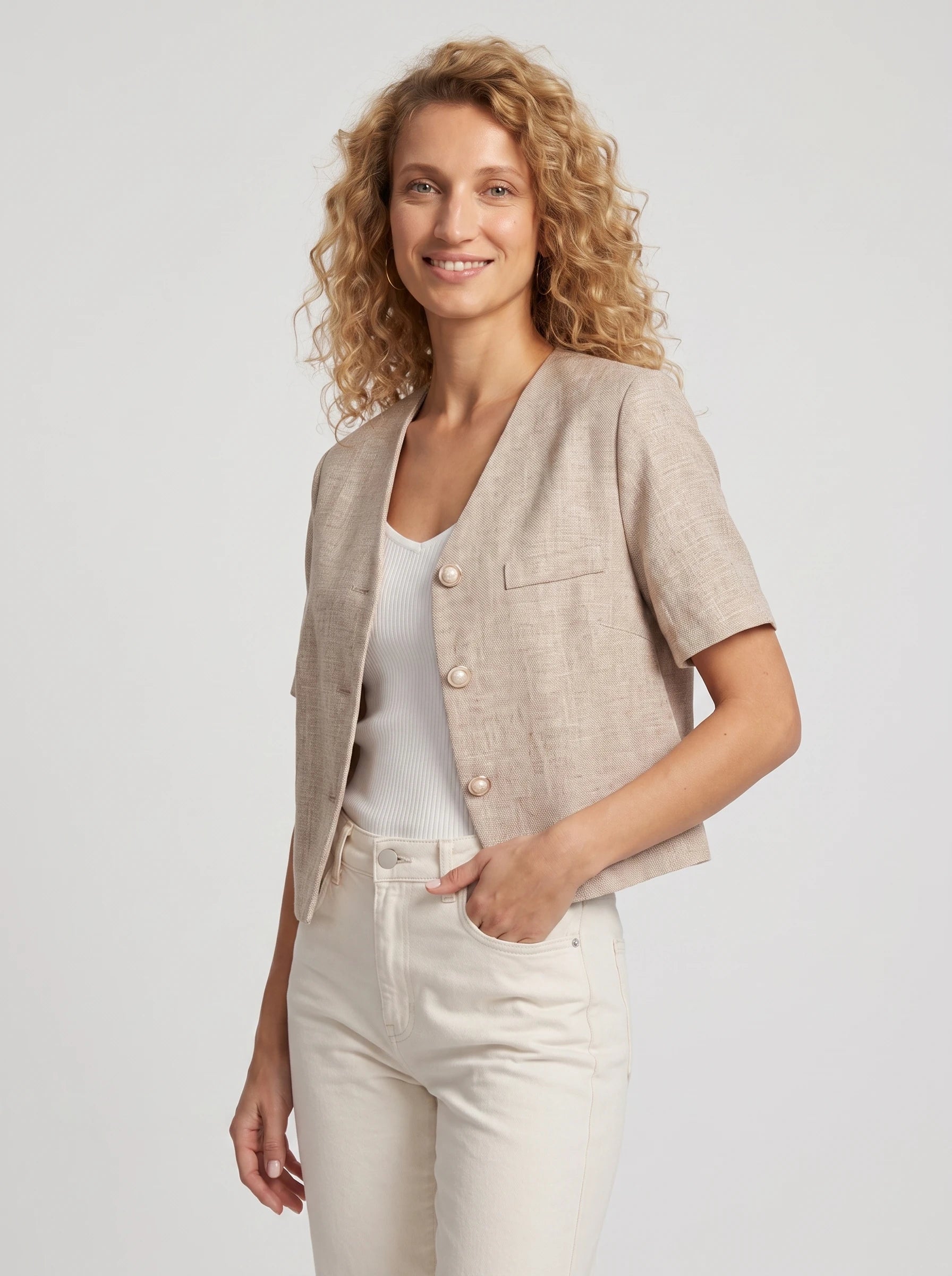 Veste d'été col V en tissé chiné beige Mireille, vue de trois quarts en studio