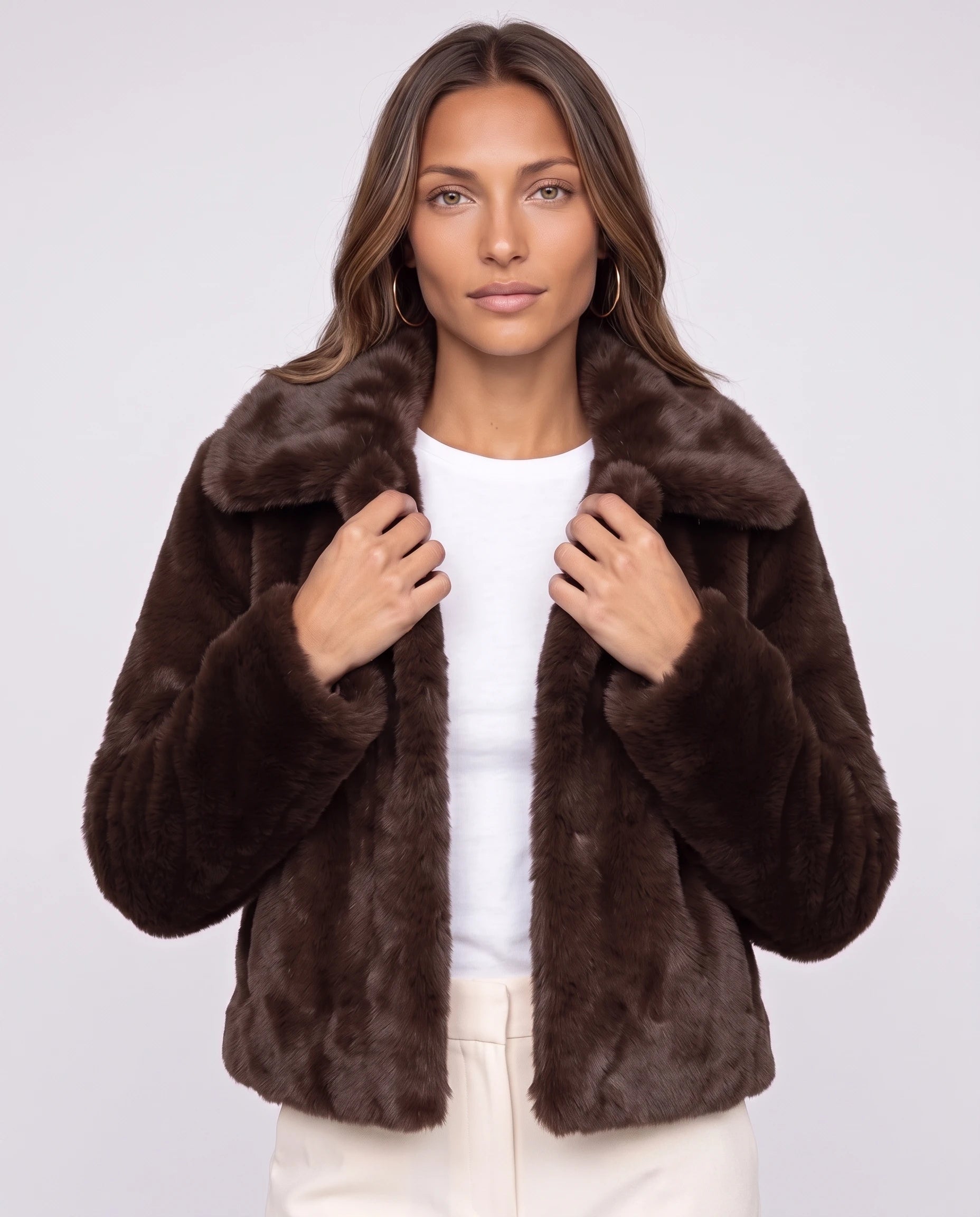 Veste courte en fausse fourrure chocolat Edwige, plan rapproché en studio