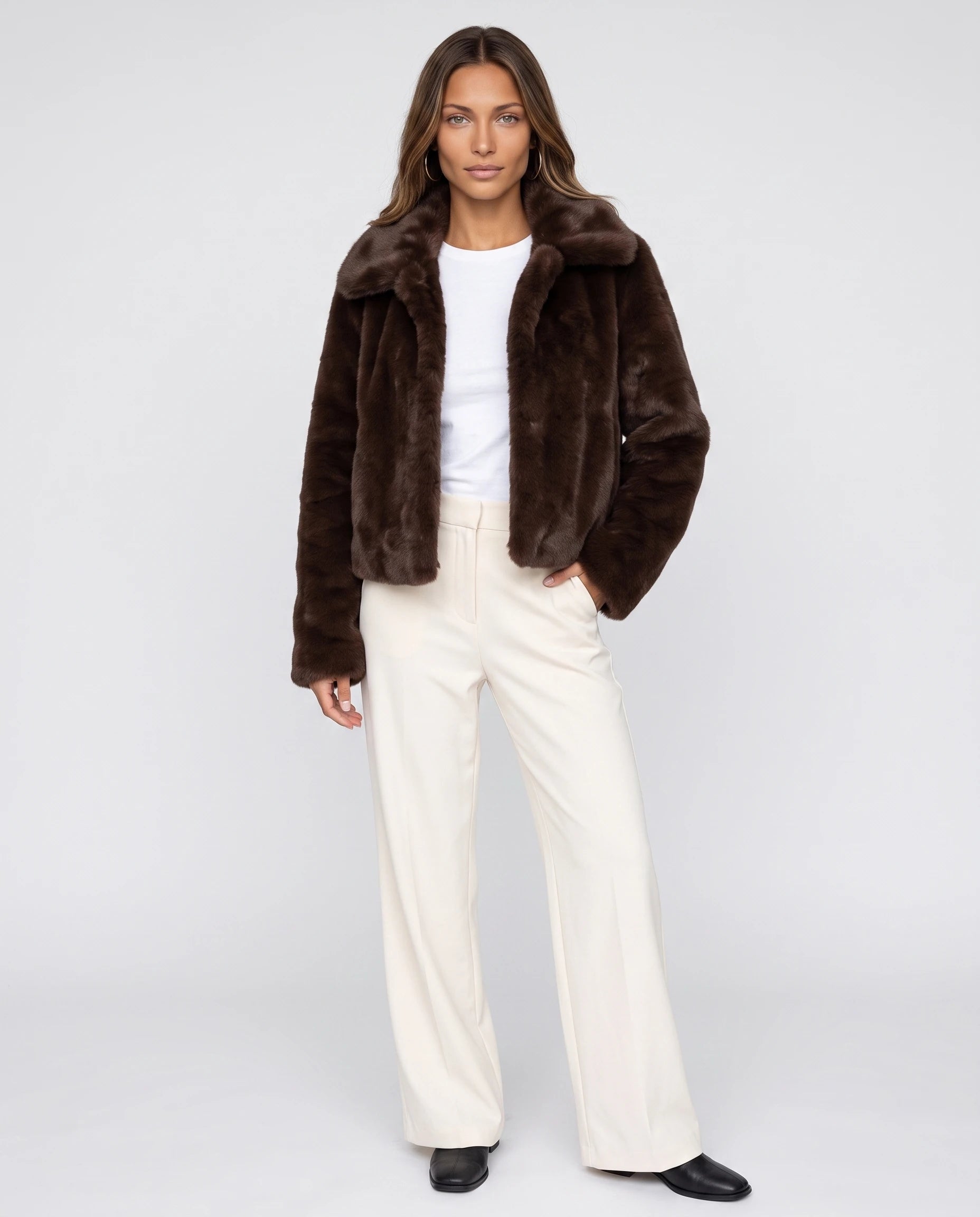 Veste courte en fausse fourrure chocolat Edwige, vue de face en studio