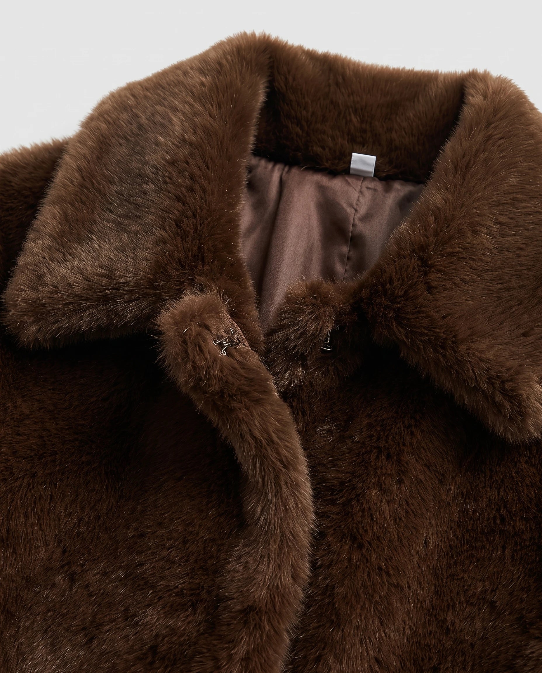 Veste fausse fourrure chocolat Edwige, détail du col et de la fermeture dissimulée