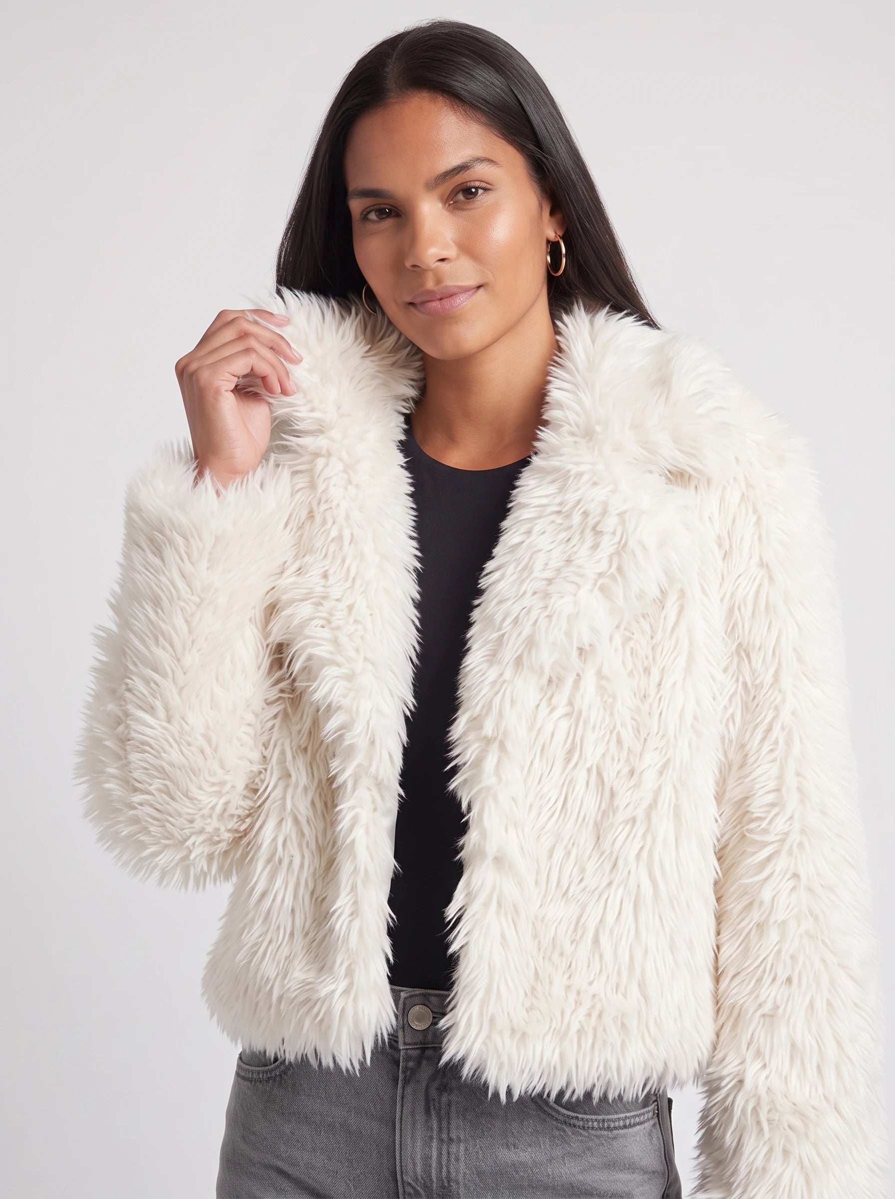 Veste cropped en fausse fourrure blanche Léonilde, plan rapproché en studio