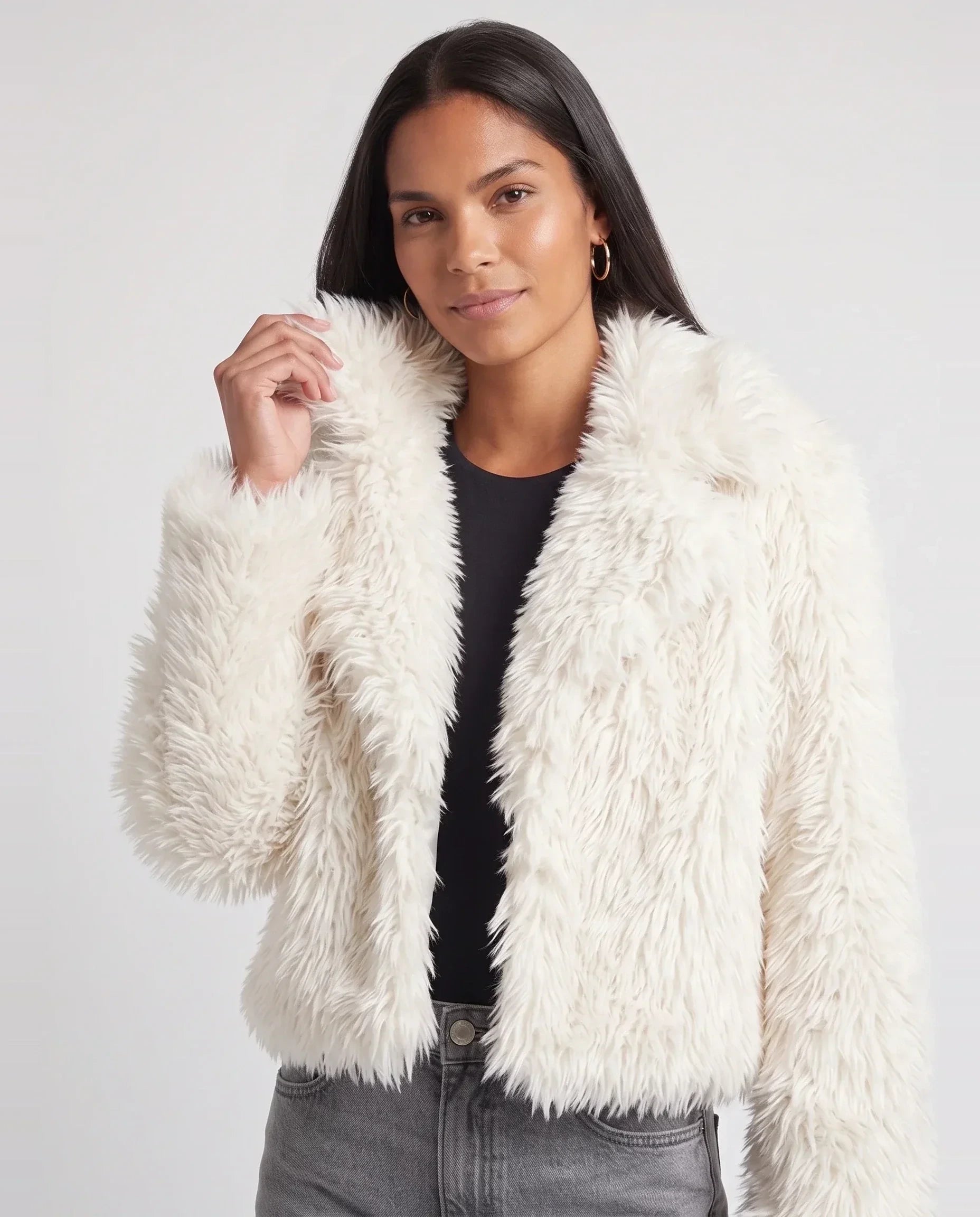 Veste cropped en fausse fourrure blanche Léonilde, plan rapproché en studio