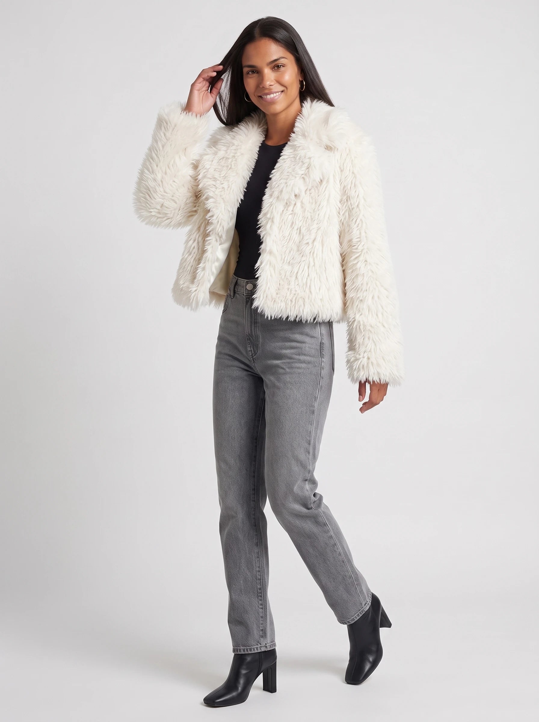 Veste cropped en fausse fourrure blanche Léonilde, vue de face en studio