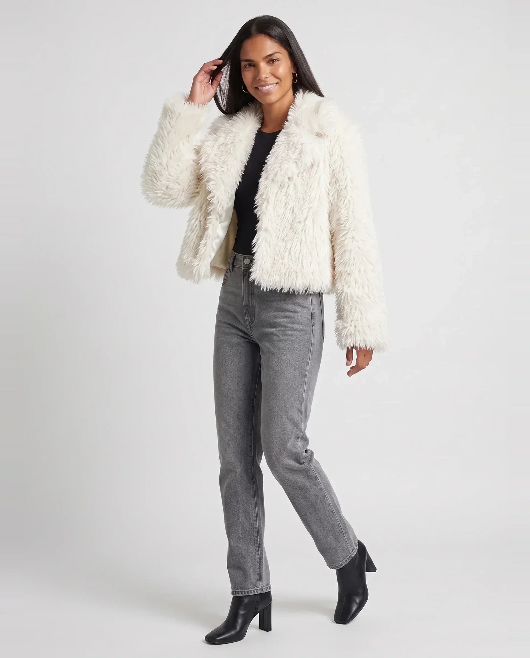 Veste cropped en fausse fourrure blanche Léonilde, vue de face en studio