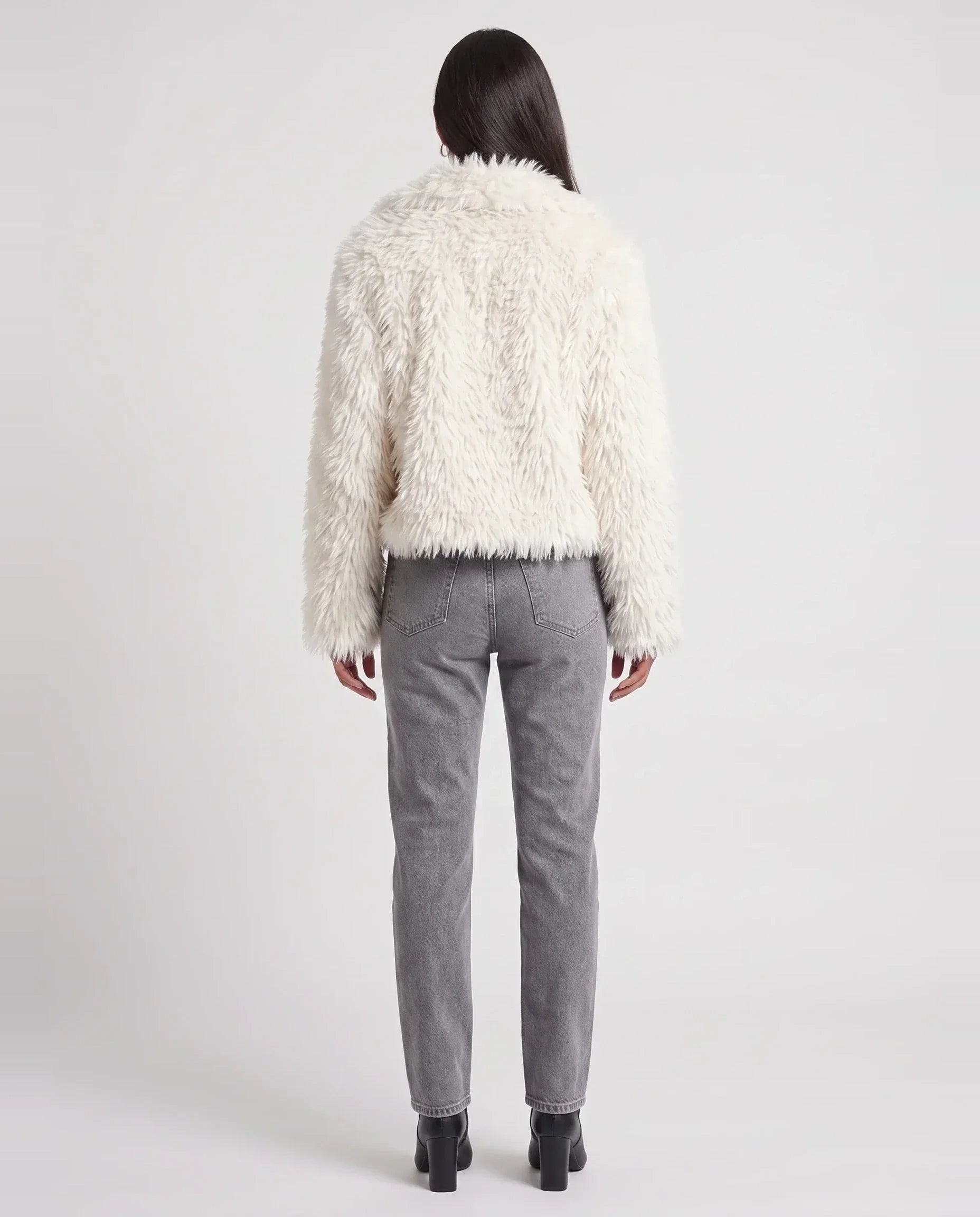 Veste en fausse fourrure blanche Léonilde, vue de dos en studio