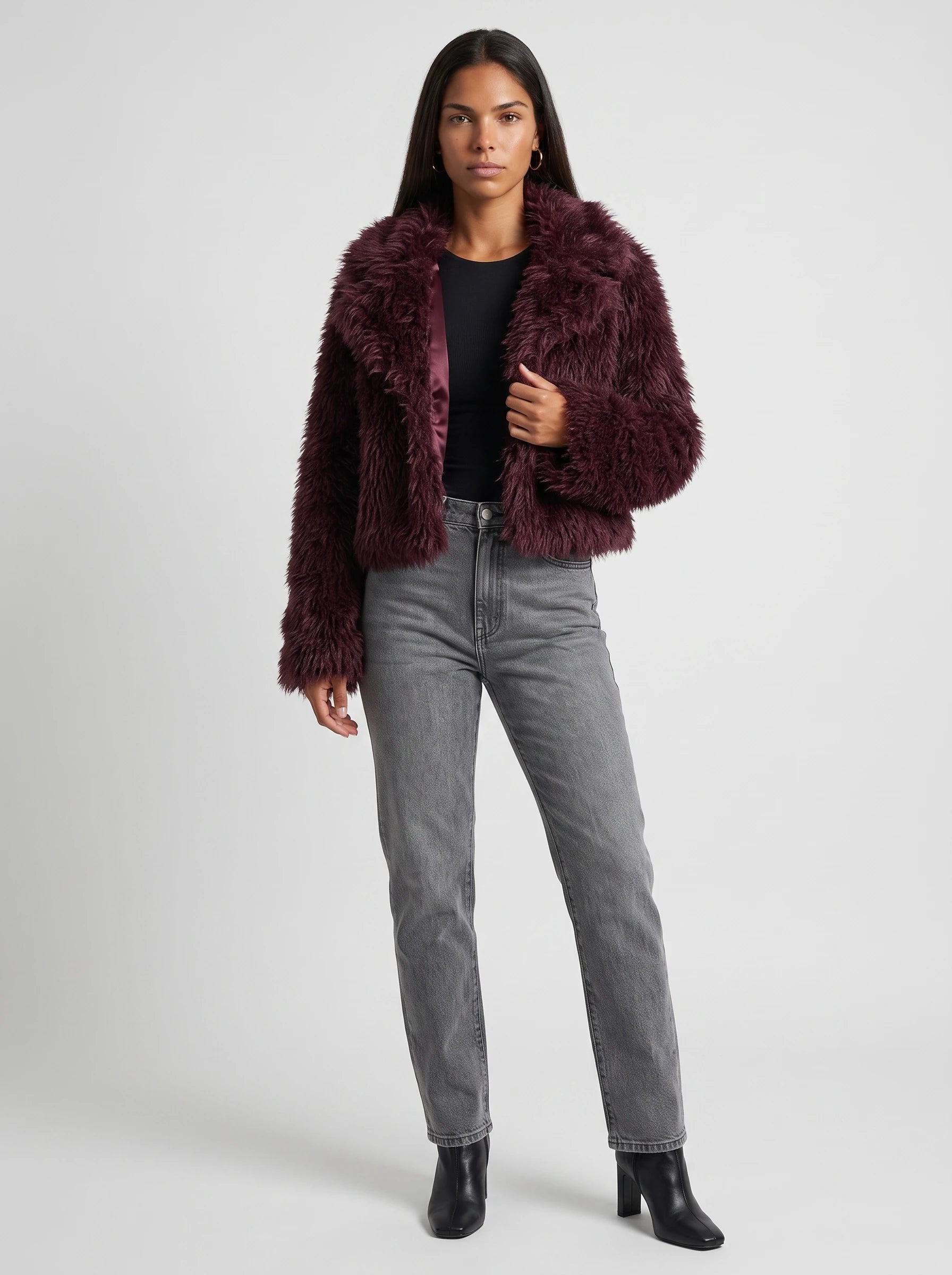 Veste cropped en fausse fourrure bordeaux Léonilde, vue de face en studio