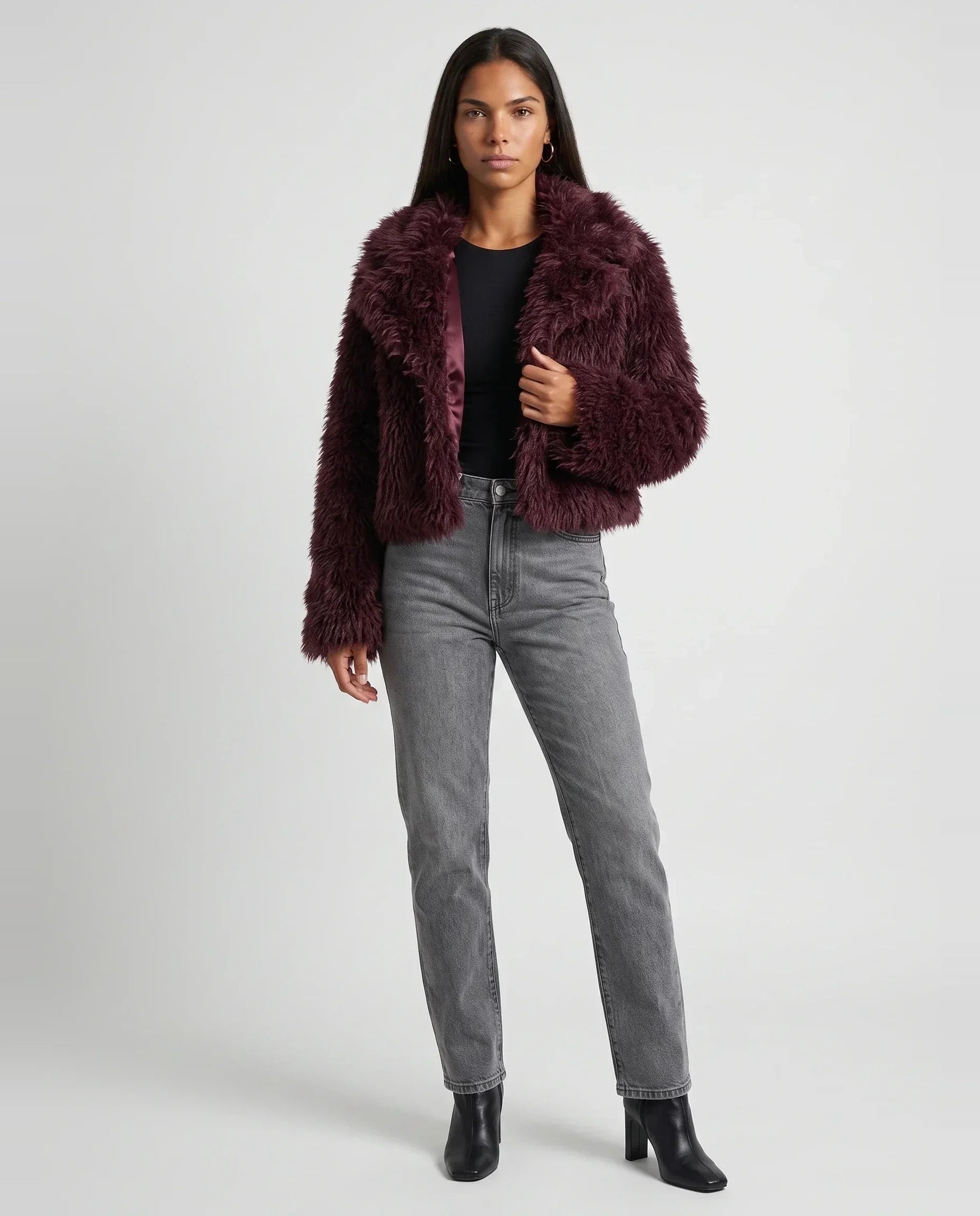 Veste cropped en fausse fourrure bordeaux Léonilde, vue de face en studio