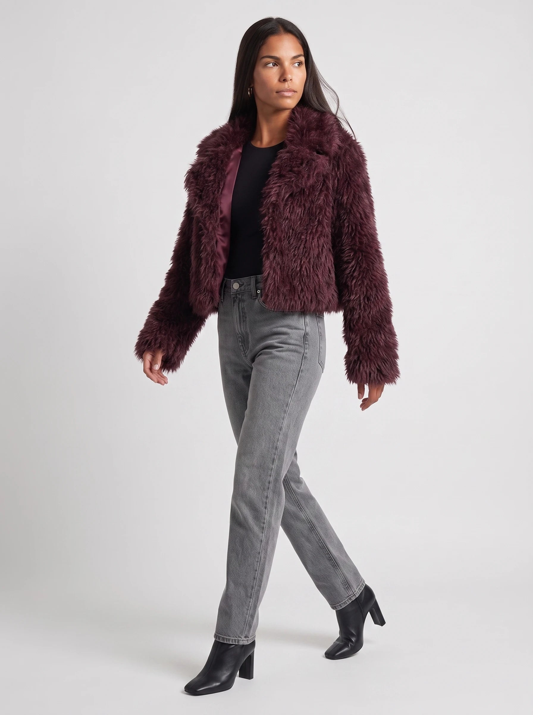 Veste en fausse fourrure bordeaux Léonilde, vue de trois quarts en studio